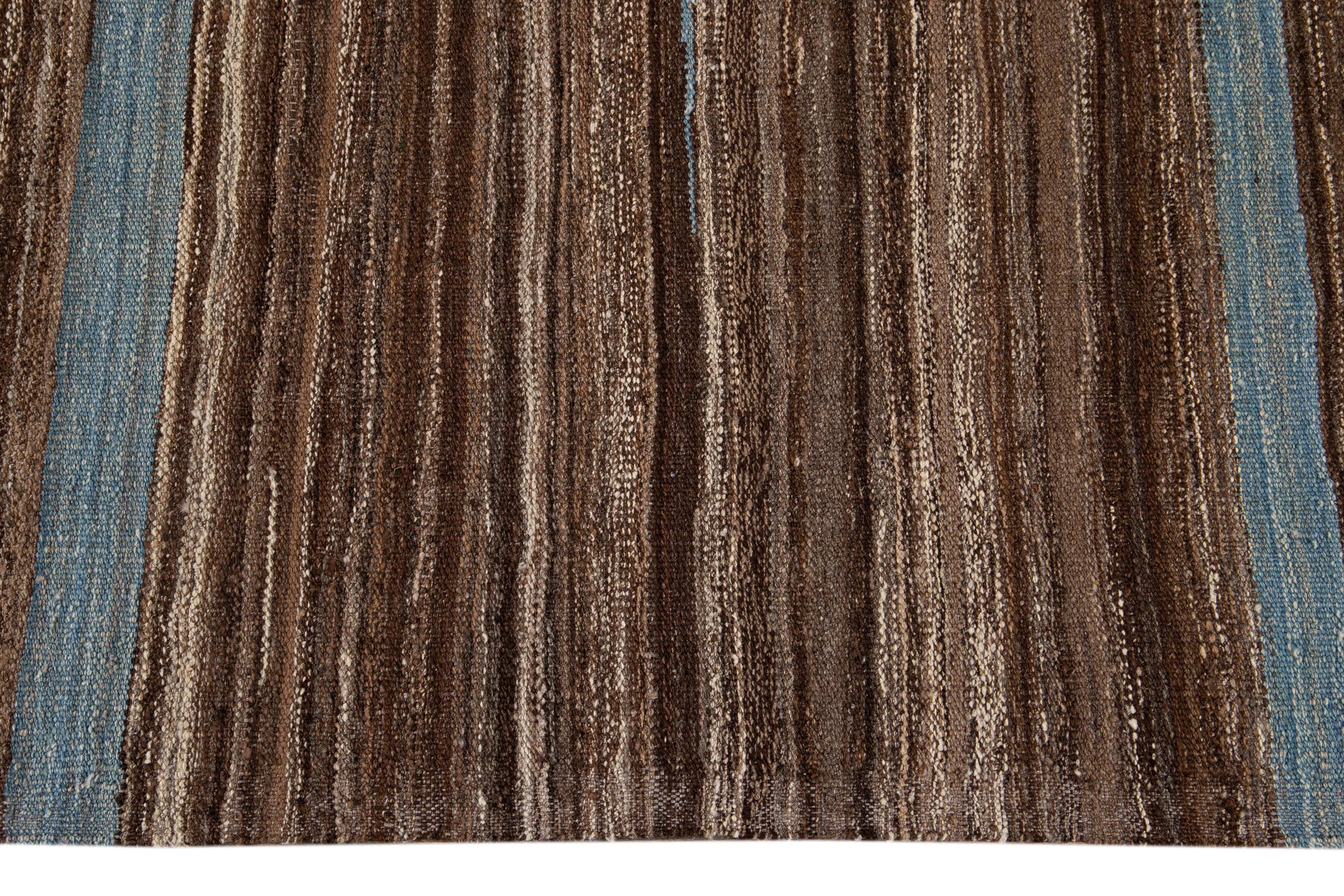 Moderner Flachgewebeteppich aus Wolle in Braun im Angebot 2