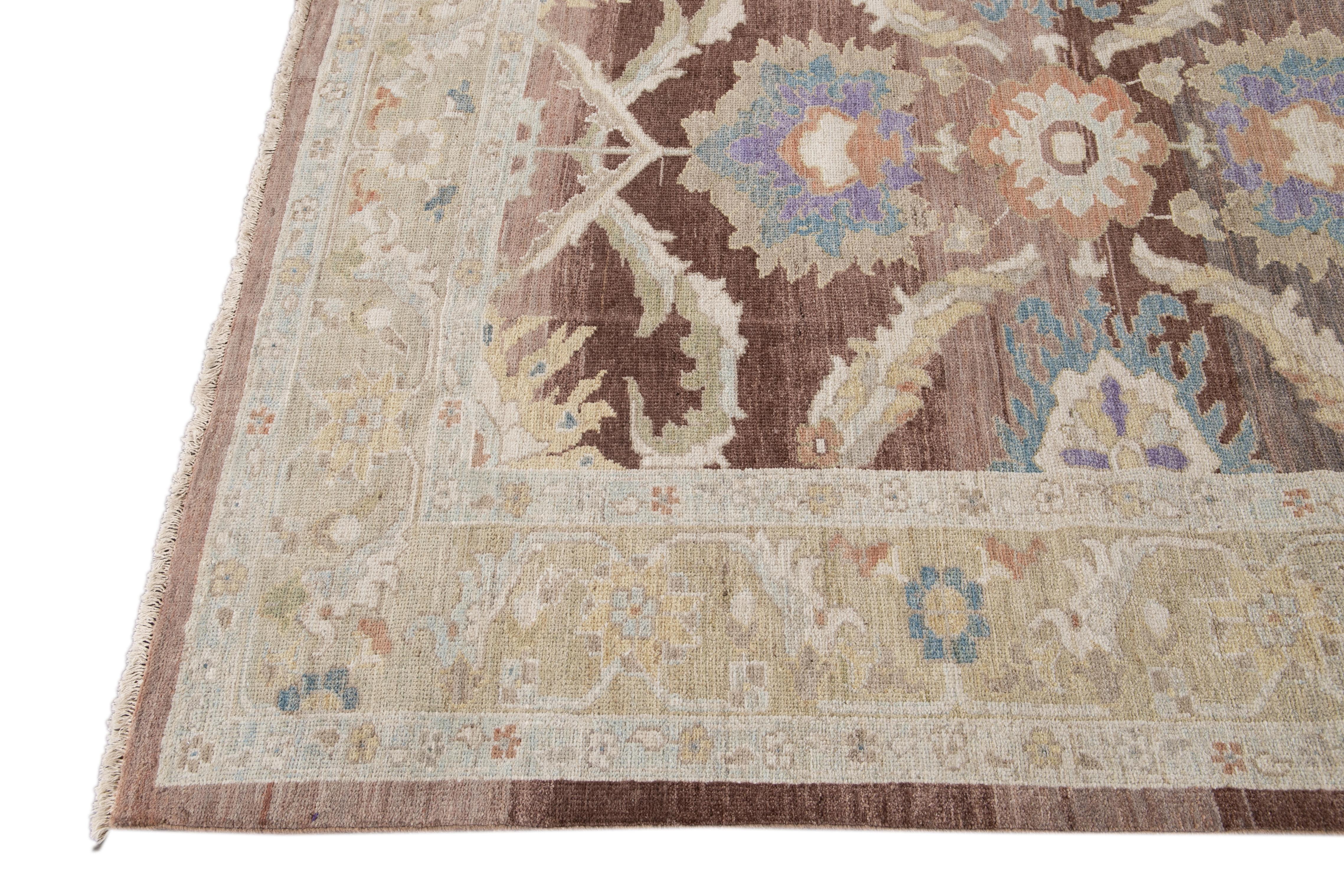 Moderner geblümter Sultanabad Handgefertigter Wollteppich in Braun (Handgeknüpft) im Angebot