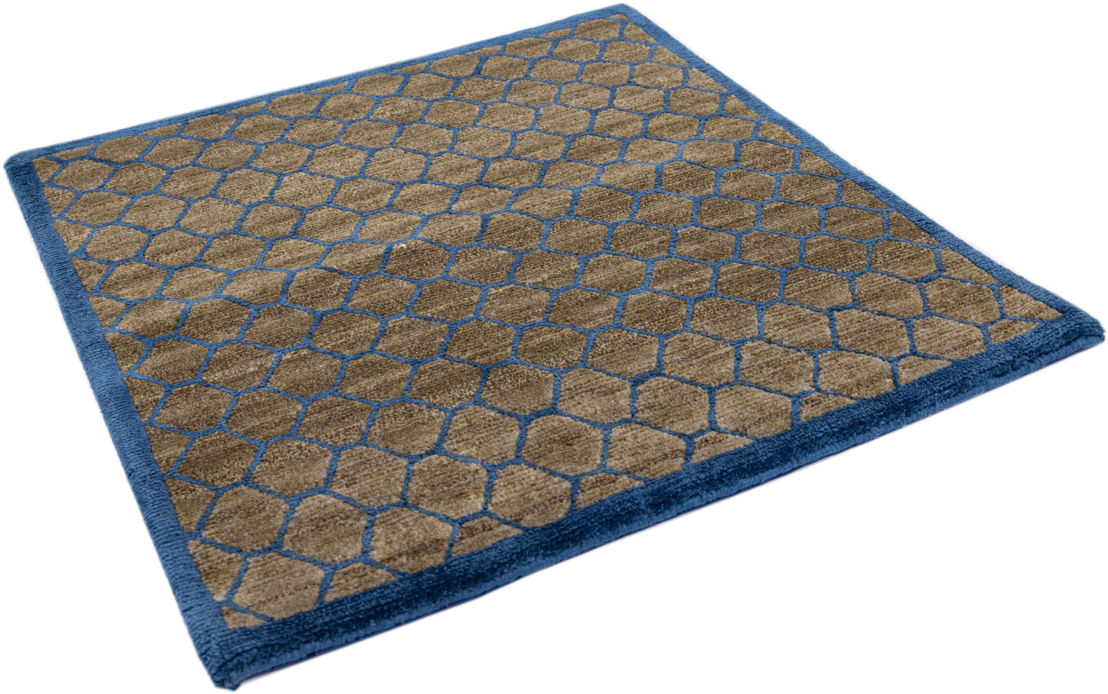 Brauner Moderner Handgefertigter Geometrischer Teppich aus Wolle im Zustand „Neu“ im Angebot in Norwalk, CT