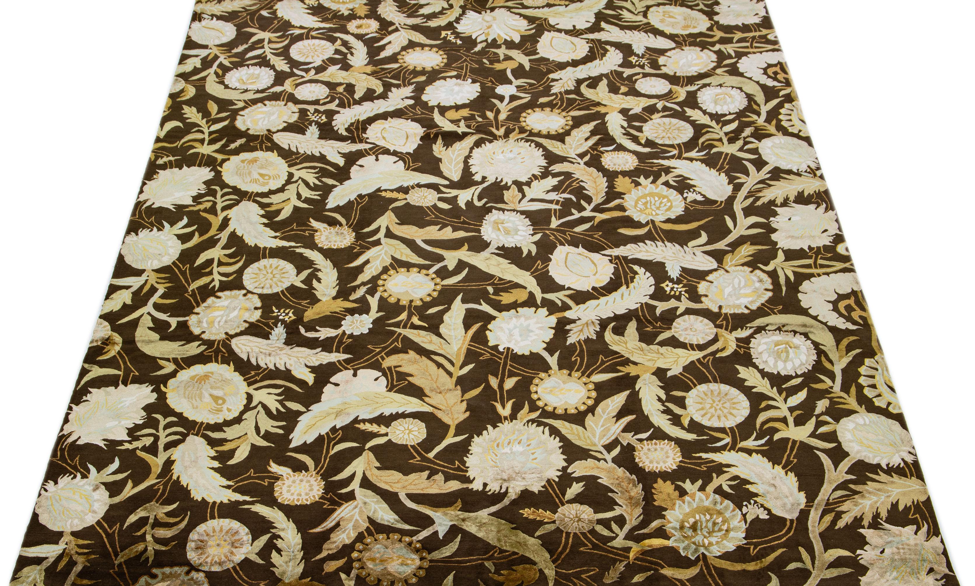 Schöner moderner Ikat-Teppich aus handgeknüpfter Wolle mit einem braunen Farbfeld. Dieser nepalesische Teppich hat beige, blaue und grüne Akzente und ein wunderschönes florales Allover-Muster.

Dieser Teppich misst: 9'9