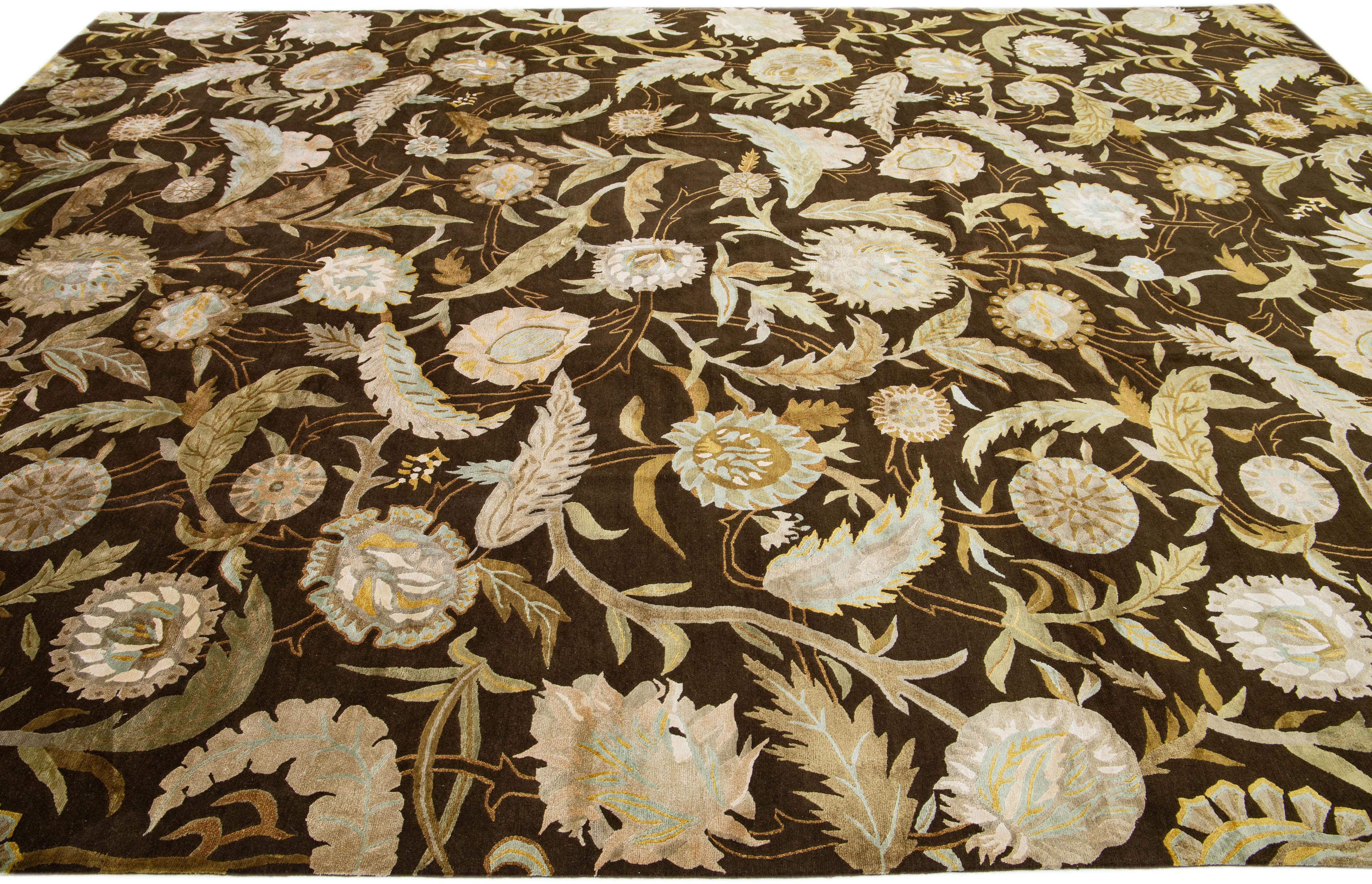 Brauner moderner Ikat-Teppich mit handgefertigtem Blumenmuster aus Wolle (Nepalesisch) im Angebot
