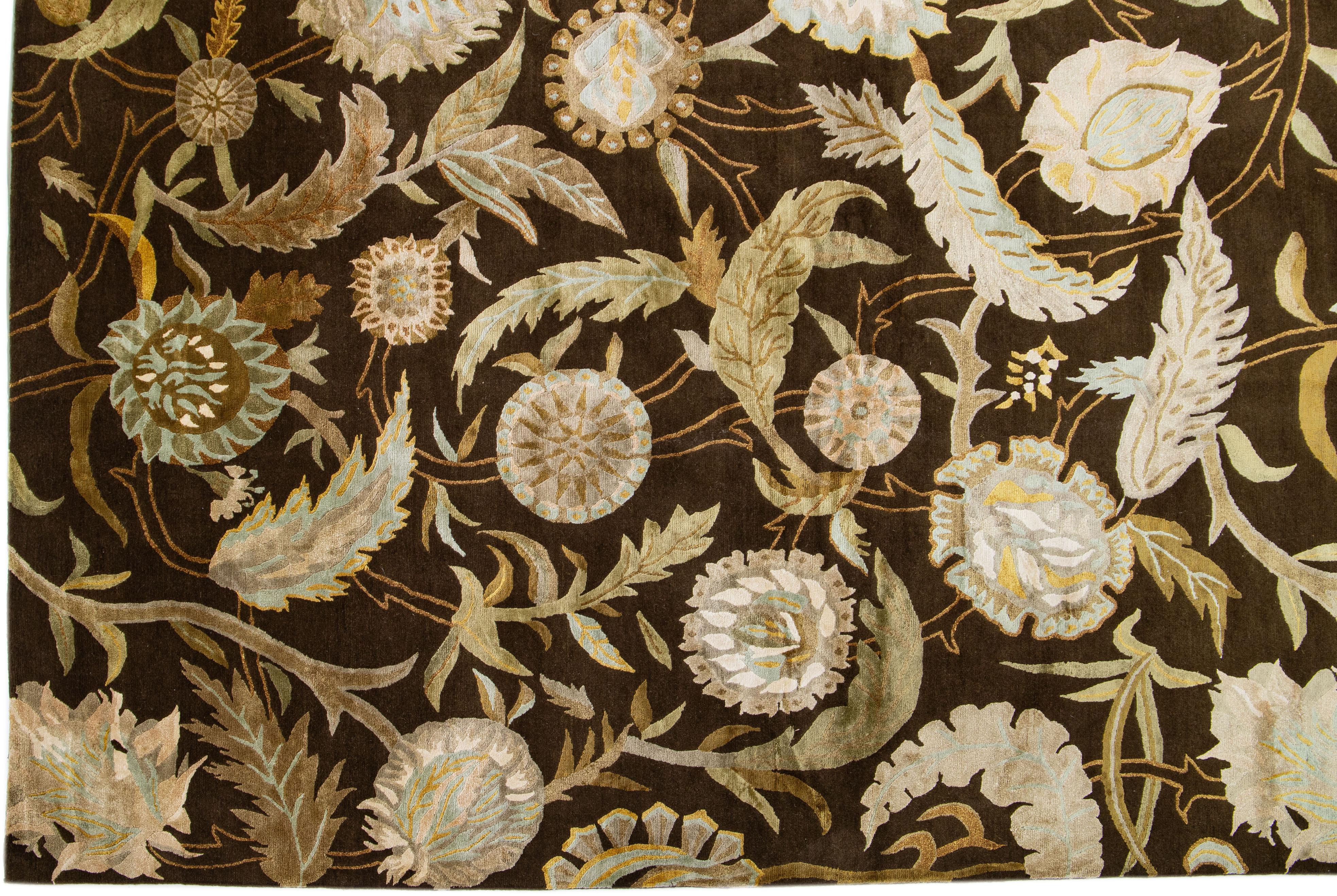 Brauner moderner Ikat-Teppich mit handgefertigtem Blumenmuster aus Wolle (Handgeknüpft) im Angebot