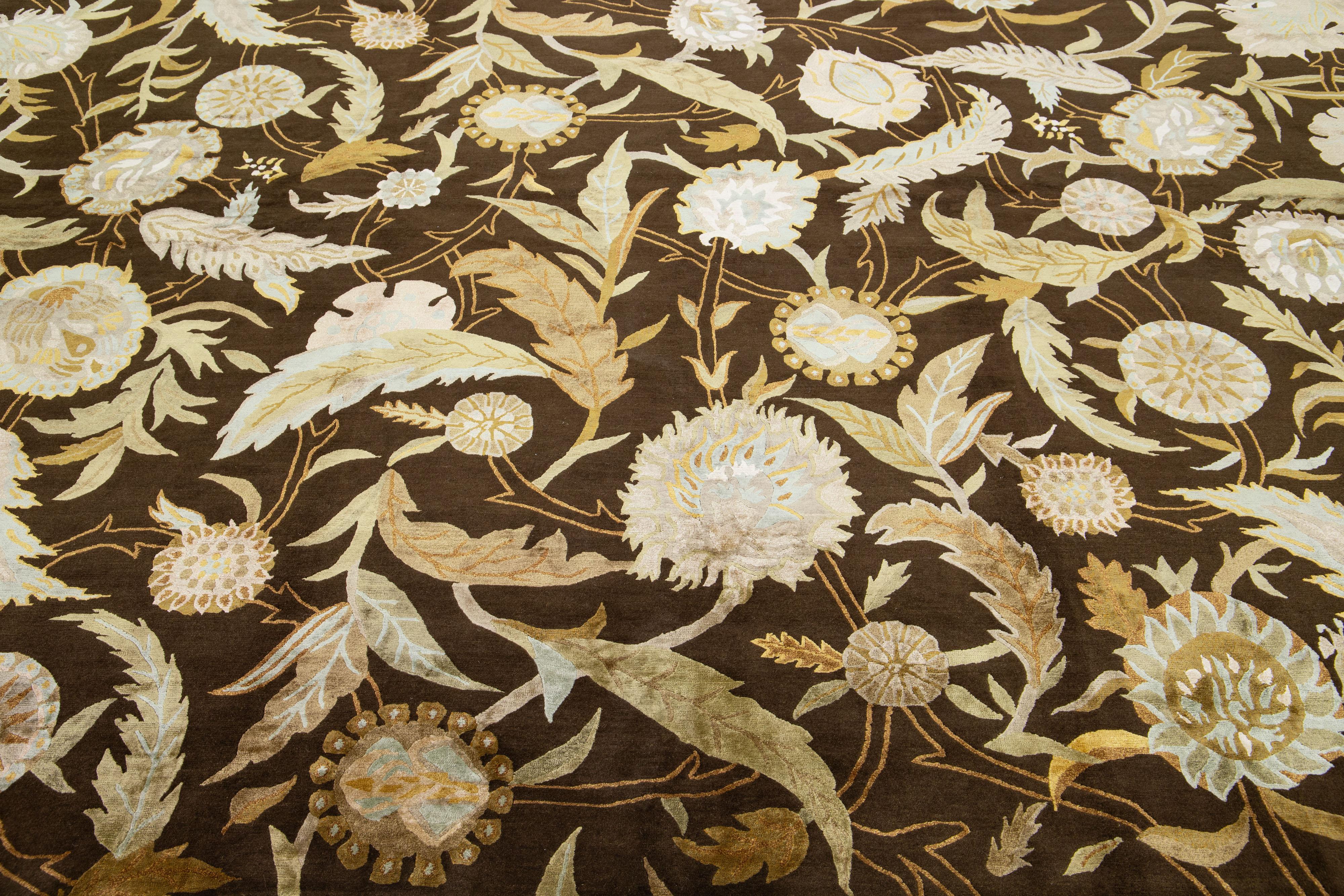 Brauner moderner Ikat-Teppich mit handgefertigtem Blumenmuster aus Wolle im Zustand „Neu“ im Angebot in Norwalk, CT