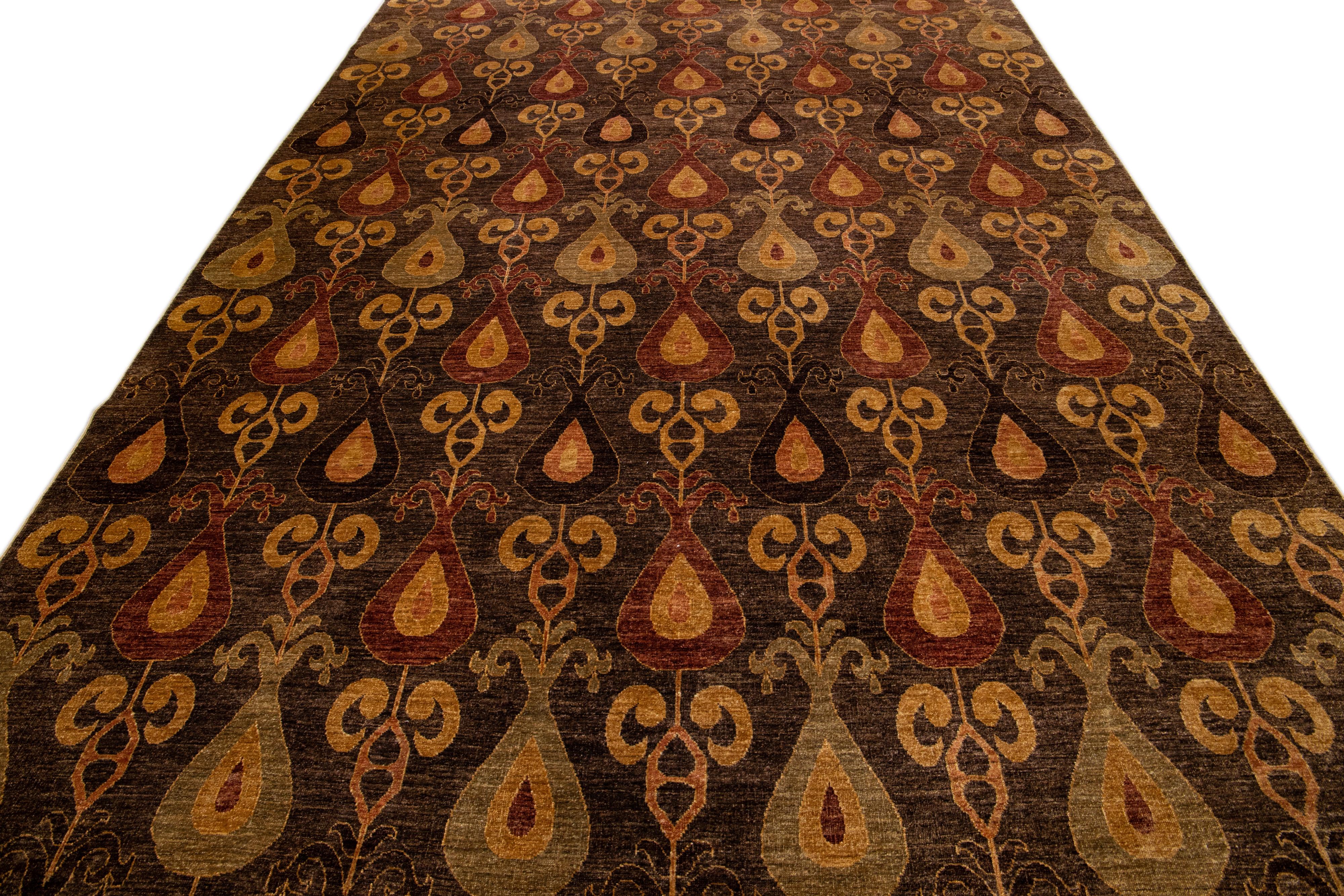 Brauner moderner handgefertigter Ikat-Wollteppich mit geometrischem Muster in Braun (Wolle) im Angebot