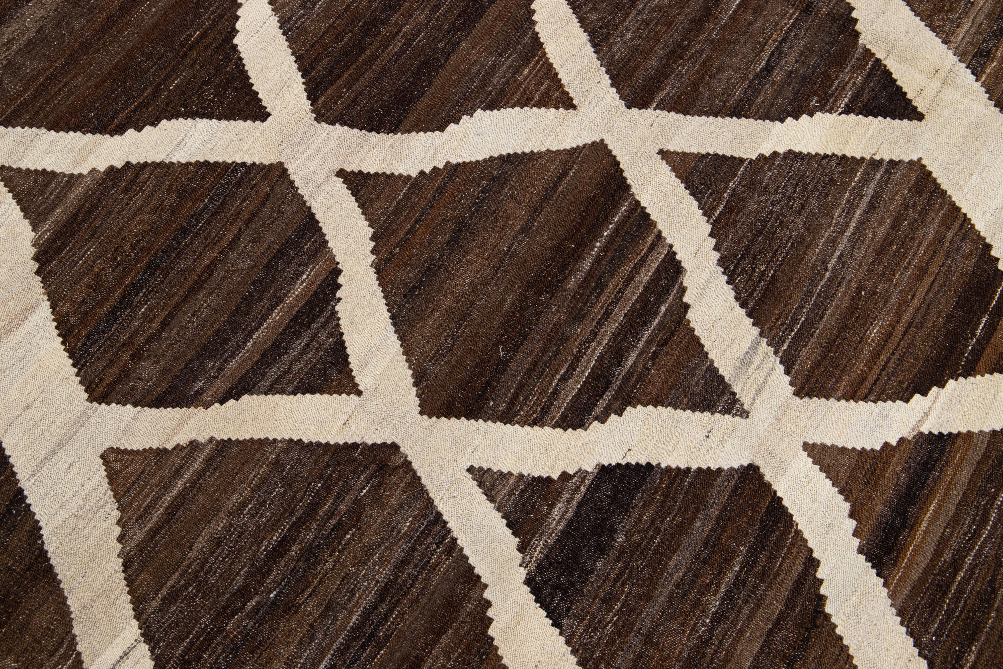 XXIe siècle et contemporain Tapis Kilim moderne marron en laine tissée à plat avec motif géométrique en vente