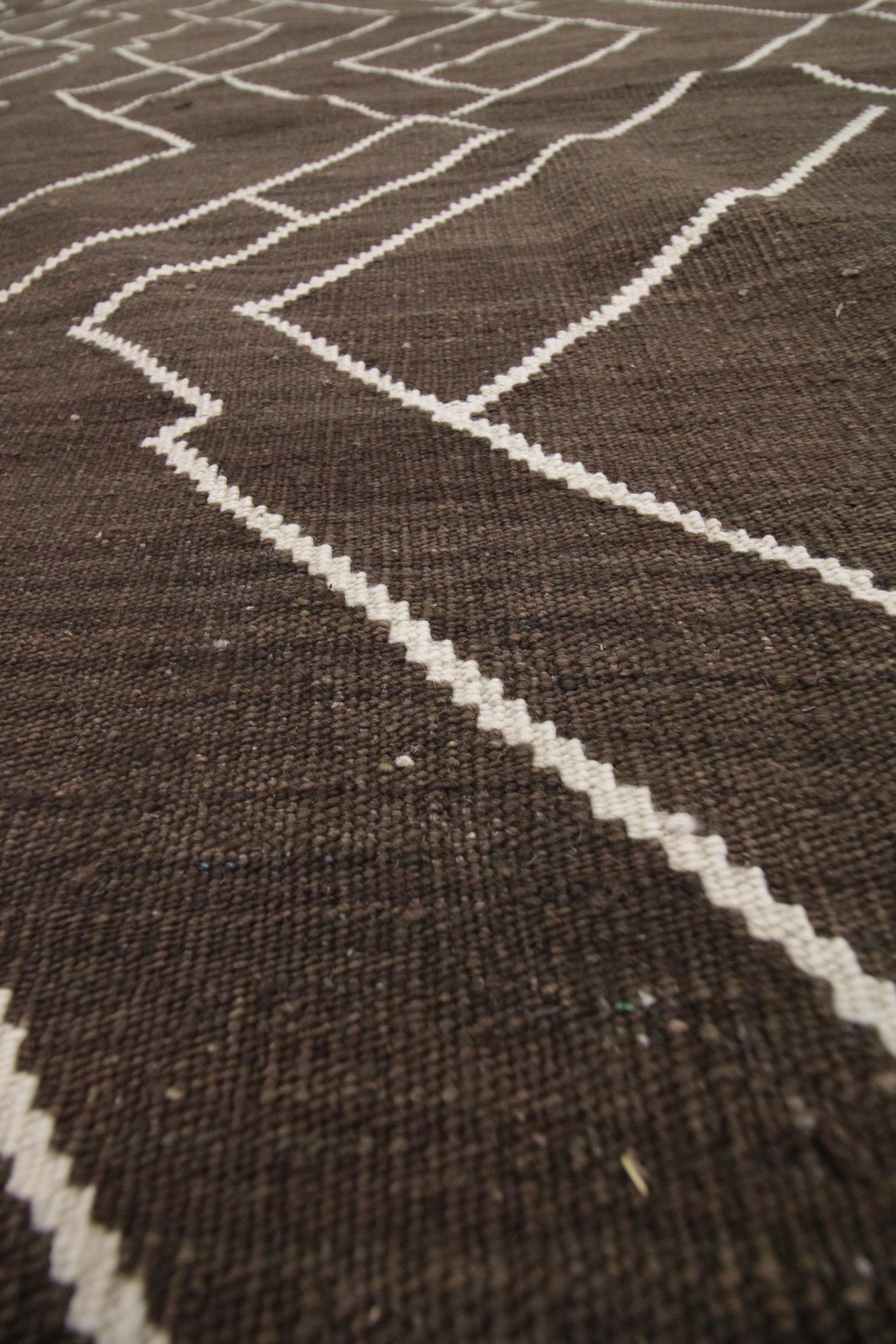 Ce tapis moderne en laine est un The Modern Scandinavian Rug & Kilim tissé à plat, fabriqué en Afghanistan. Les motifs présentés sont tissés de manière symétrique et semblent évoquer un paysage montagneux sous certains angles - les motifs linéaires