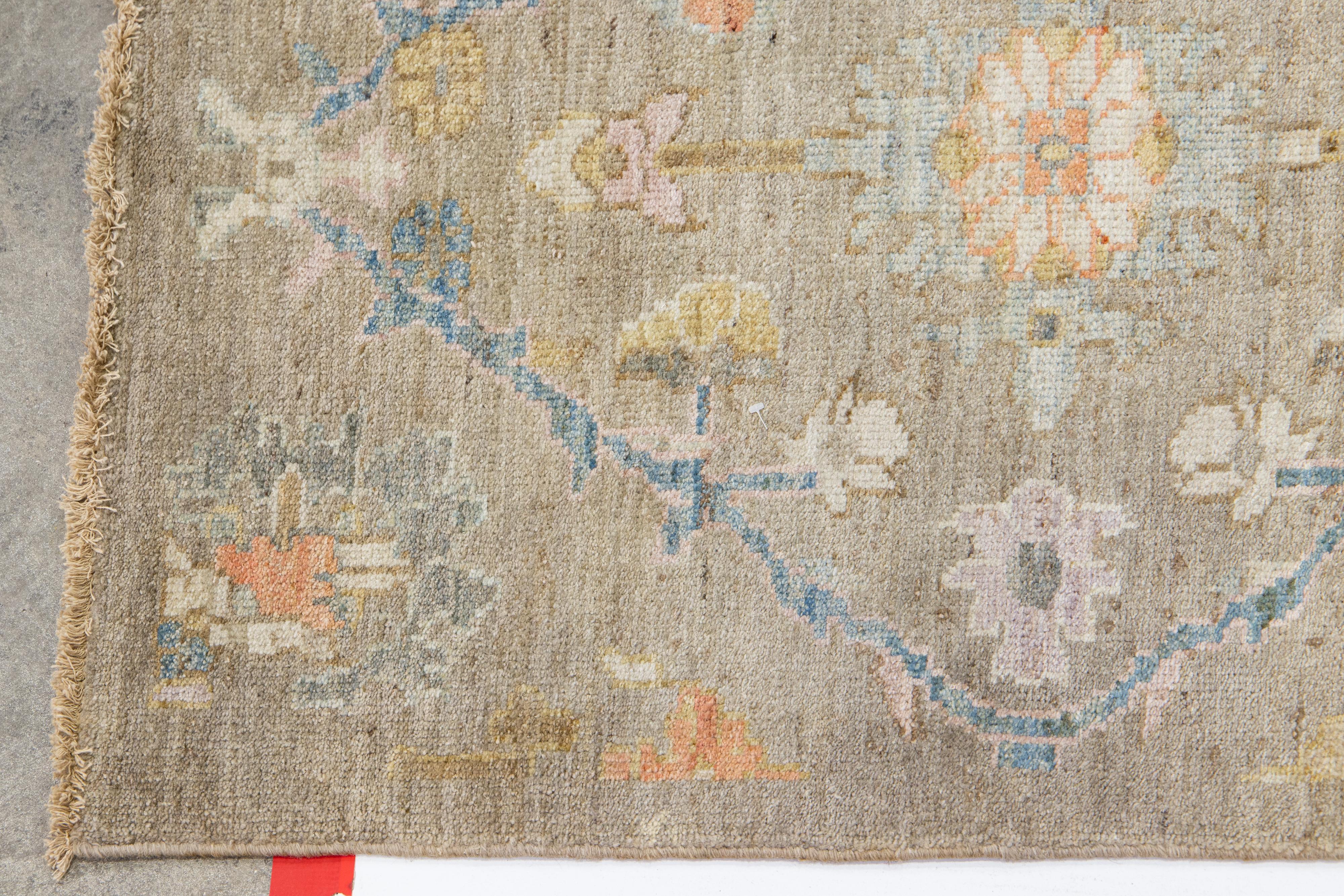 Brauner, moderner Mahal-Läufer aus Wolle mit Blumenmuster, handgefertigt im Angebot 5