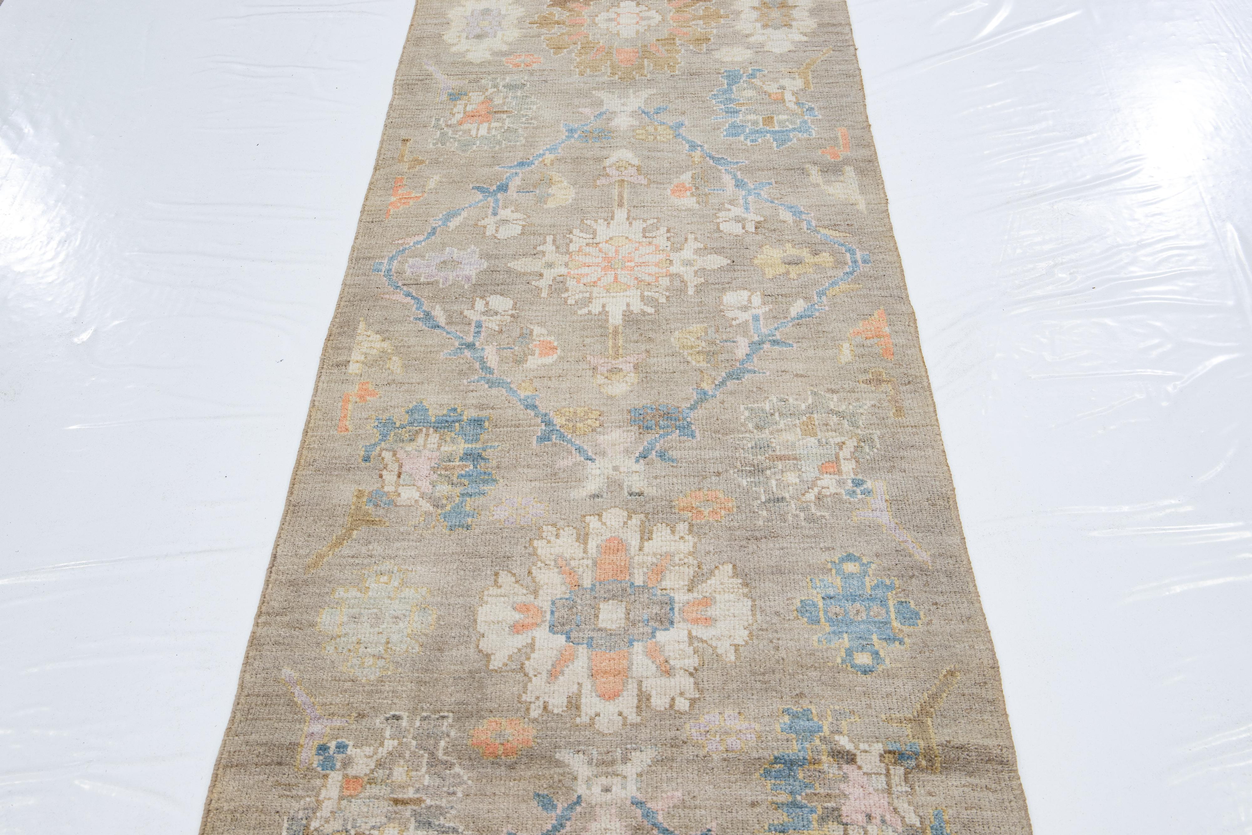 Brauner, moderner Mahal-Läufer aus Wolle mit Blumenmuster, handgefertigt im Angebot 1