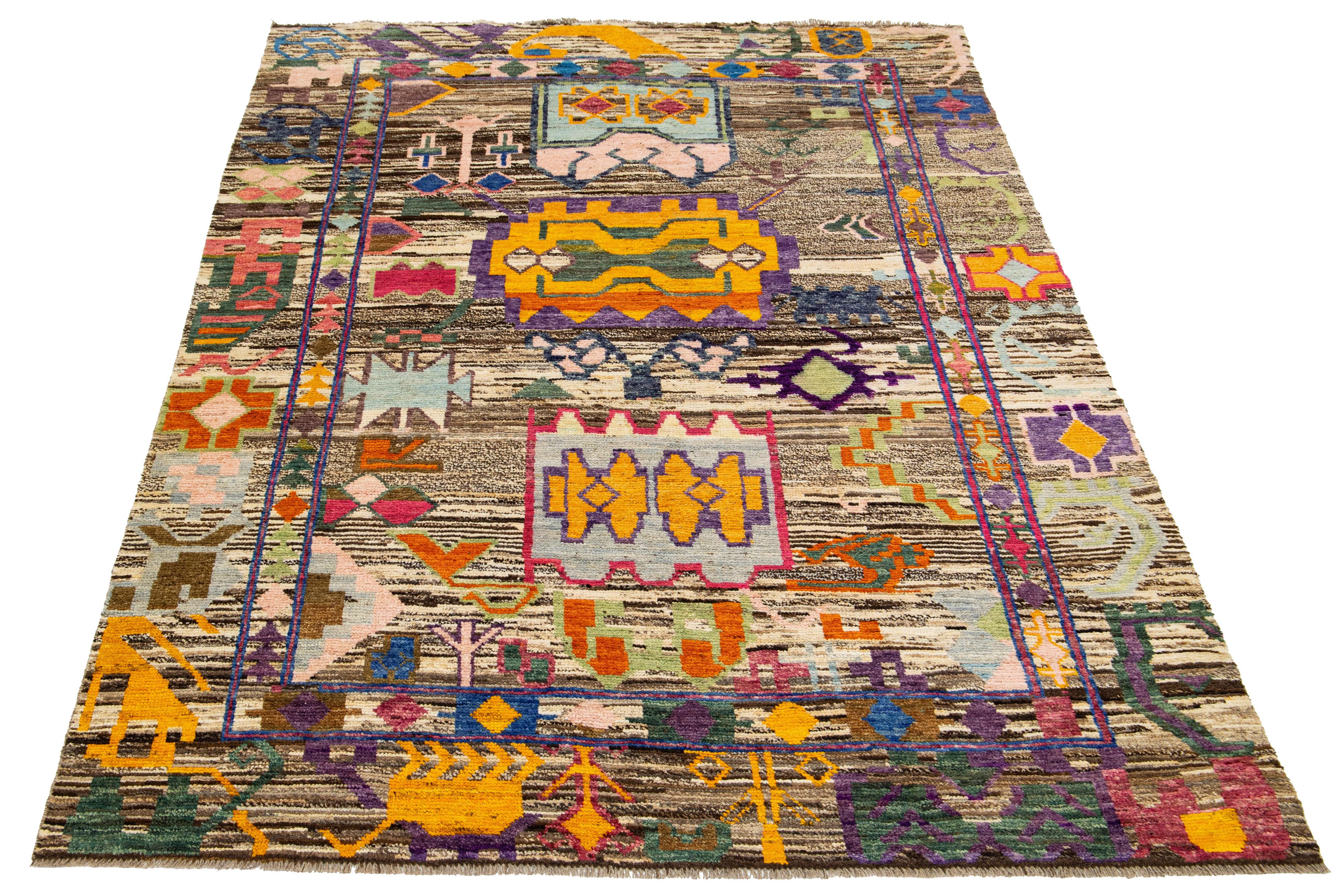 Dieser moderne Wollteppich im marokkanischen Stil besticht durch einen braunen Hintergrund mit mehrfarbigen Blumen, die in einem Allover-Muster gestaltet sind.

Dieser Teppich misst 5'9