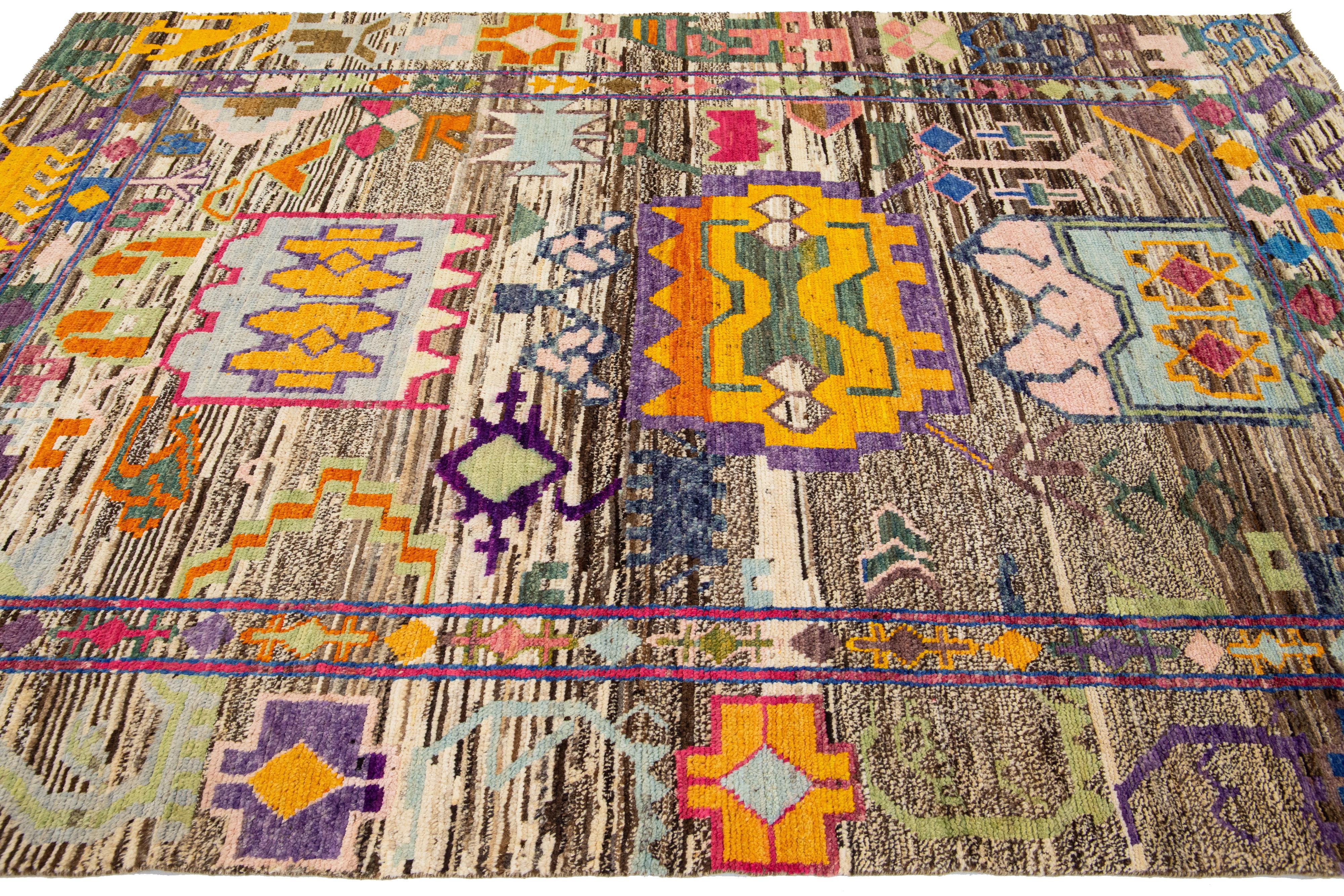 Brauner Moderner Marokkanischer Stil Handgefertigter Wollteppich   im Zustand „Neu“ im Angebot in Norwalk, CT