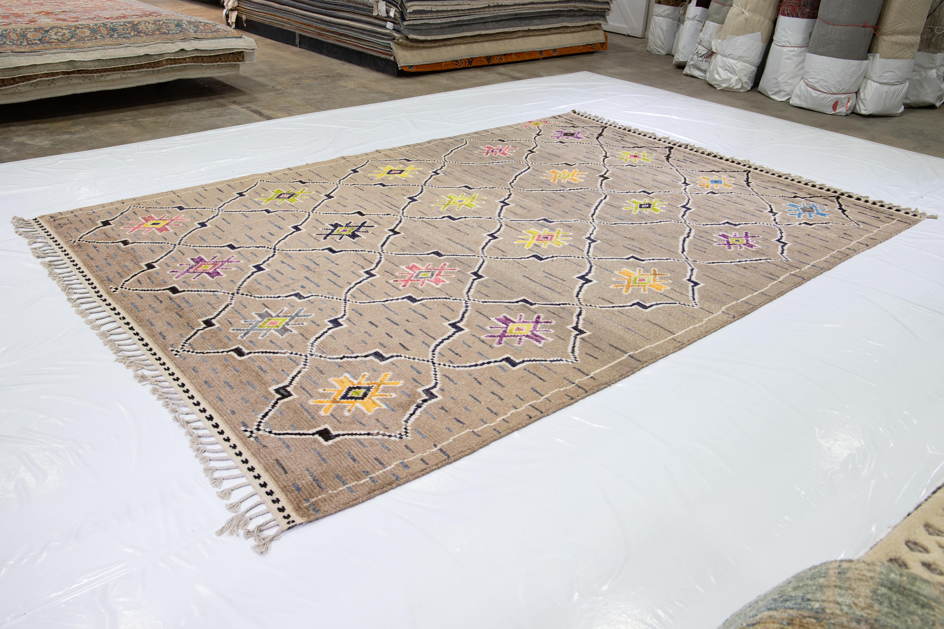 Handgefertigter brauner moderner Stammes-Wollteppich im marokkanischen Stil im Angebot 4