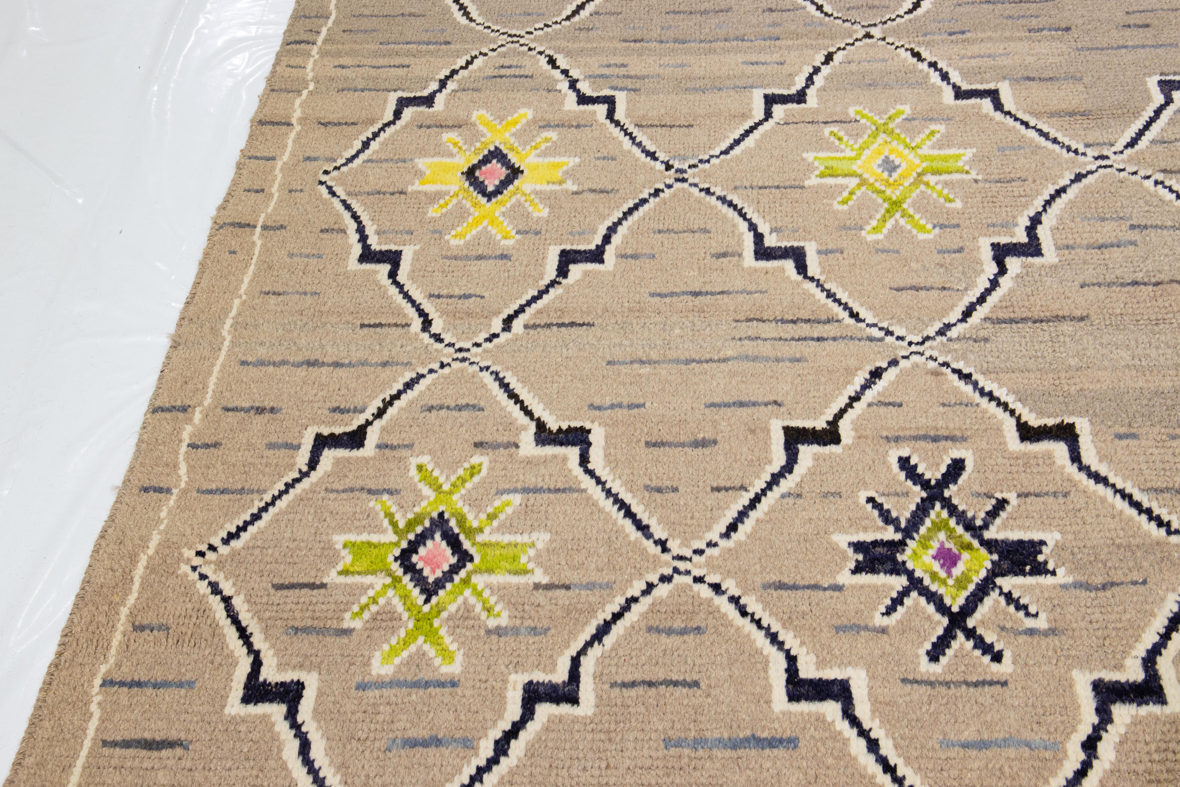 Handgefertigter brauner moderner Stammes-Wollteppich im marokkanischen Stil im Angebot 7