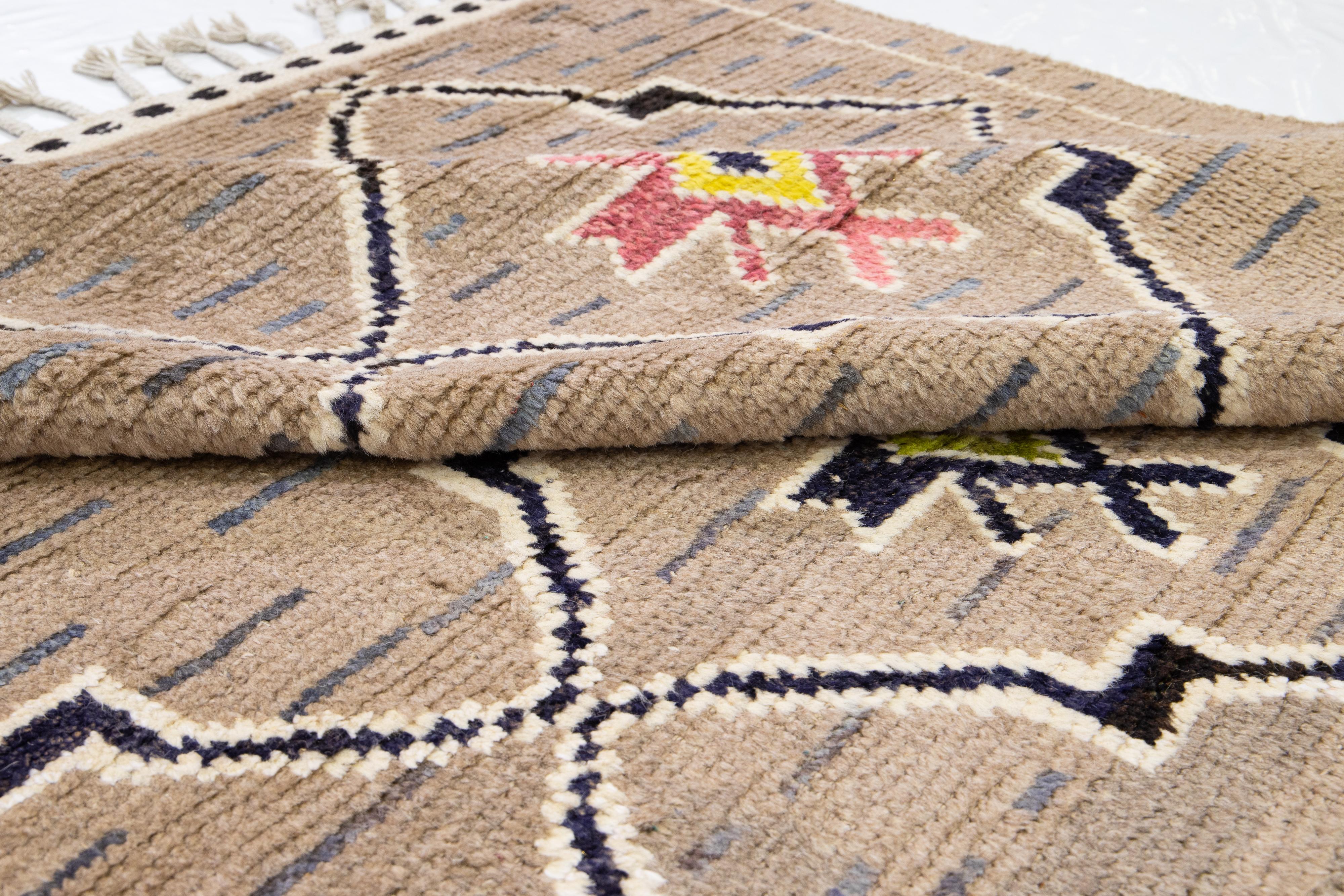 Handgefertigter brauner moderner Stammes-Wollteppich im marokkanischen Stil (Handgeknüpft) im Angebot