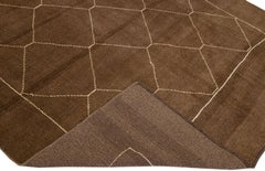 Brauner moderner handgefertigter Wollteppich im marokkanischen Stil mit geometrischem Motiv von Apadana