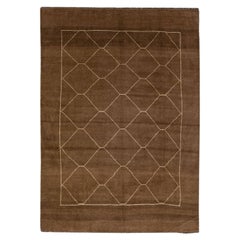 Brauner moderner handgefertigter Wollteppich im marokkanischen Stil mit geometrischem Motiv von Apadana
