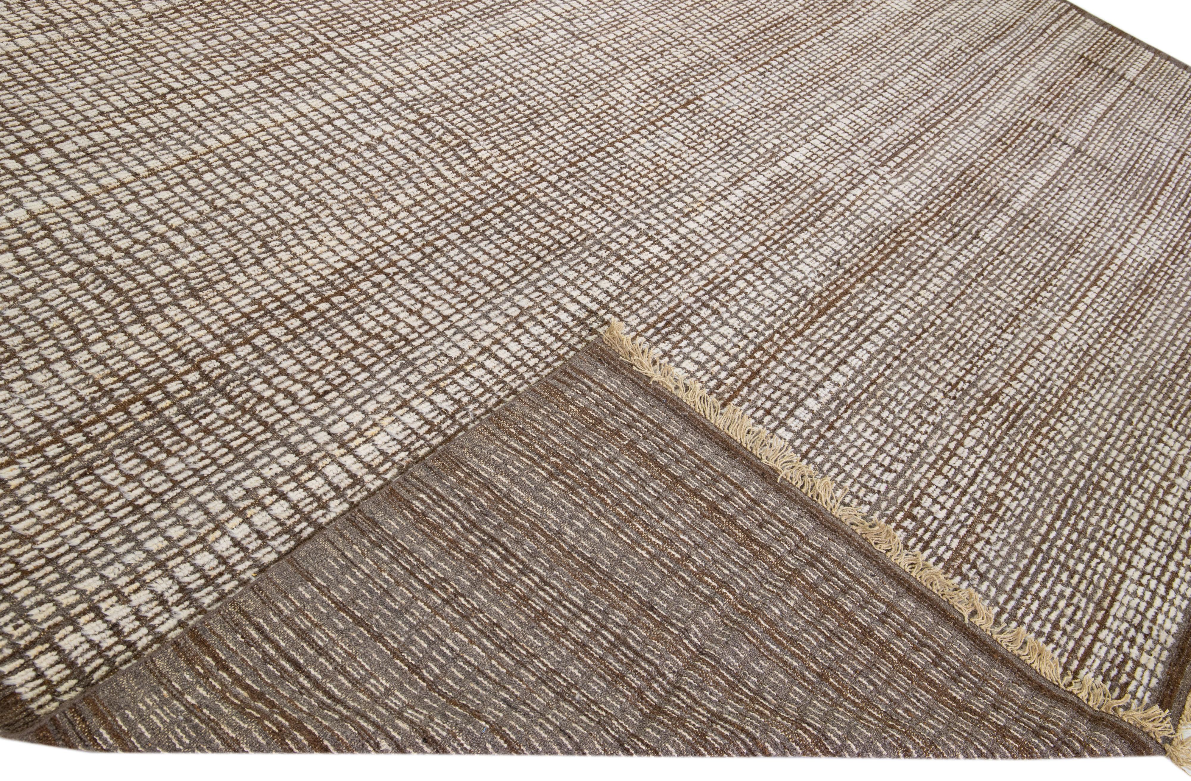 Schöner moderner, handgeknüpfter Wollteppich im marokkanischen Stil mit einem braunen Feld. Dieses Stück hat ein wunderschönes subtiles geometrisches Muster.

Dieser Teppich misst: 12'5