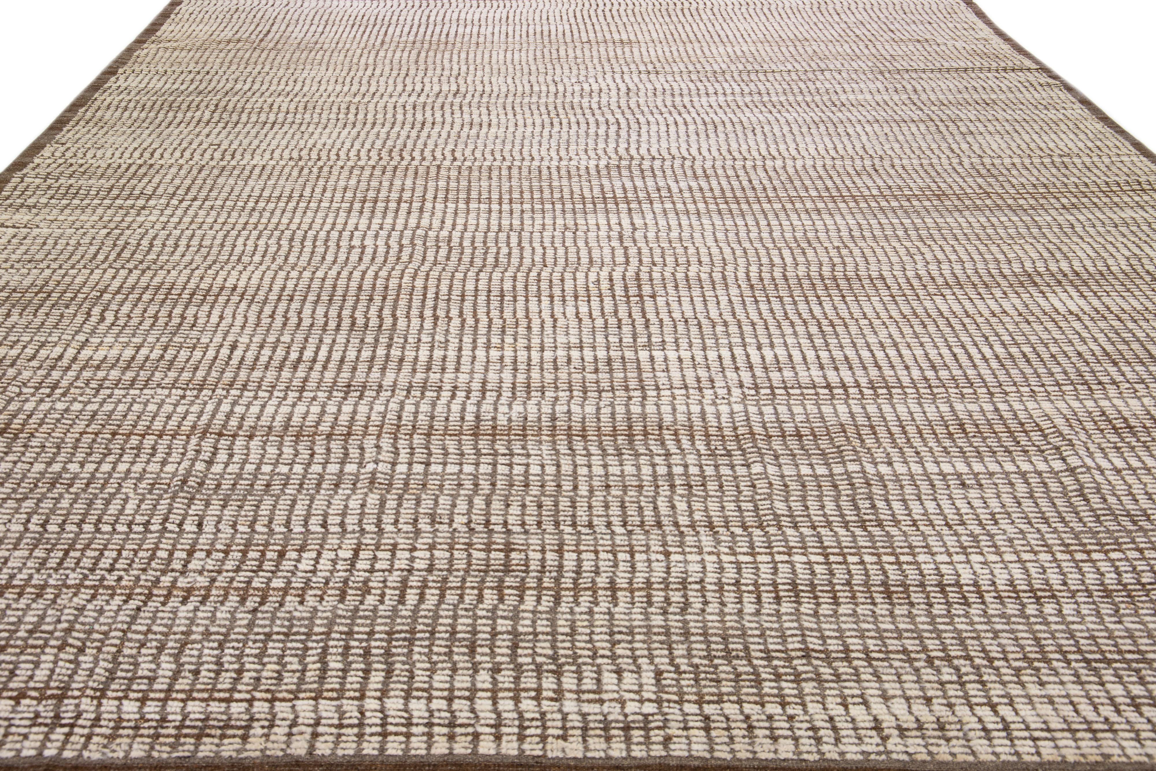 Moderne Tapis en laine marron de style marocain moderne fait à la main avec motif subtil en vente