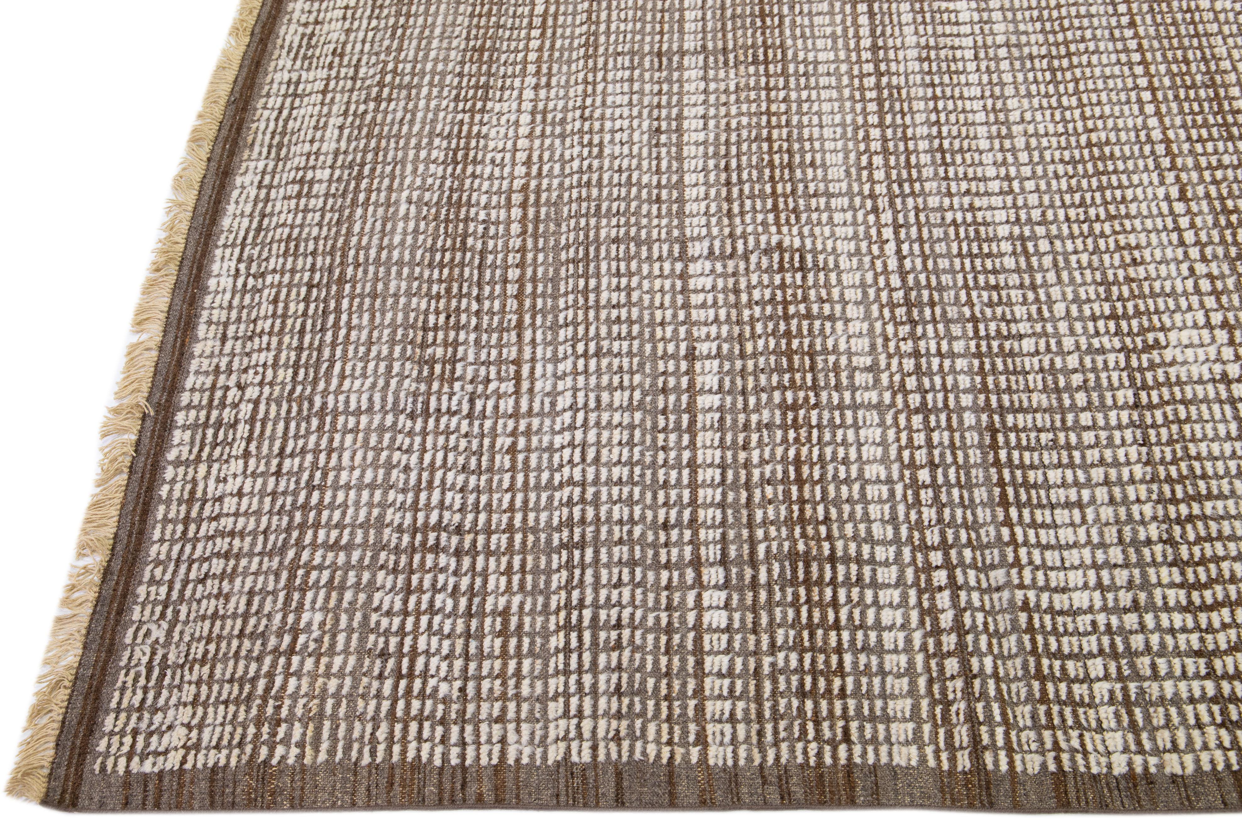 Indien Tapis en laine marron de style marocain moderne fait à la main avec motif subtil en vente