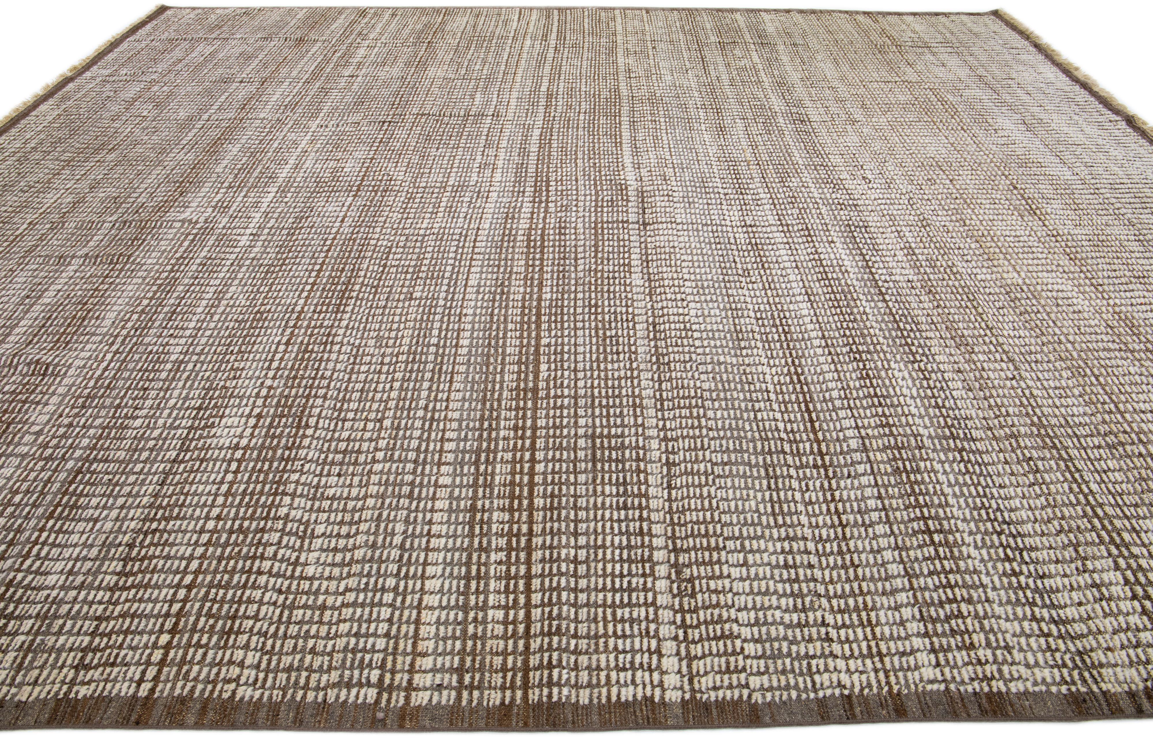 Handgefertigter brauner moderner Wollteppich im marokkanischen Stil mit subtilem Muster (Handgeknüpft) im Angebot