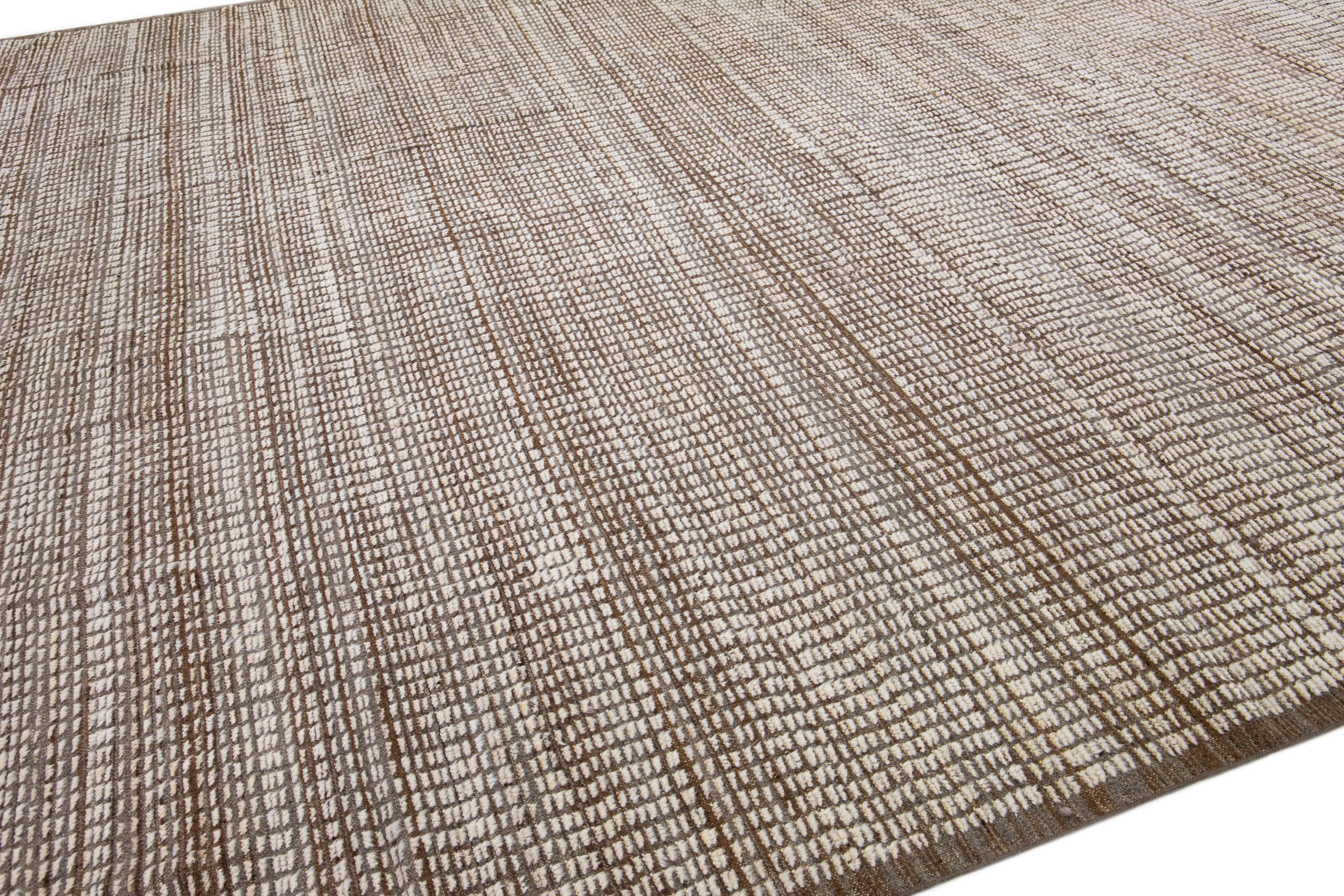 Handgefertigter brauner moderner Wollteppich im marokkanischen Stil mit subtilem Muster im Zustand „Neu“ im Angebot in Norwalk, CT