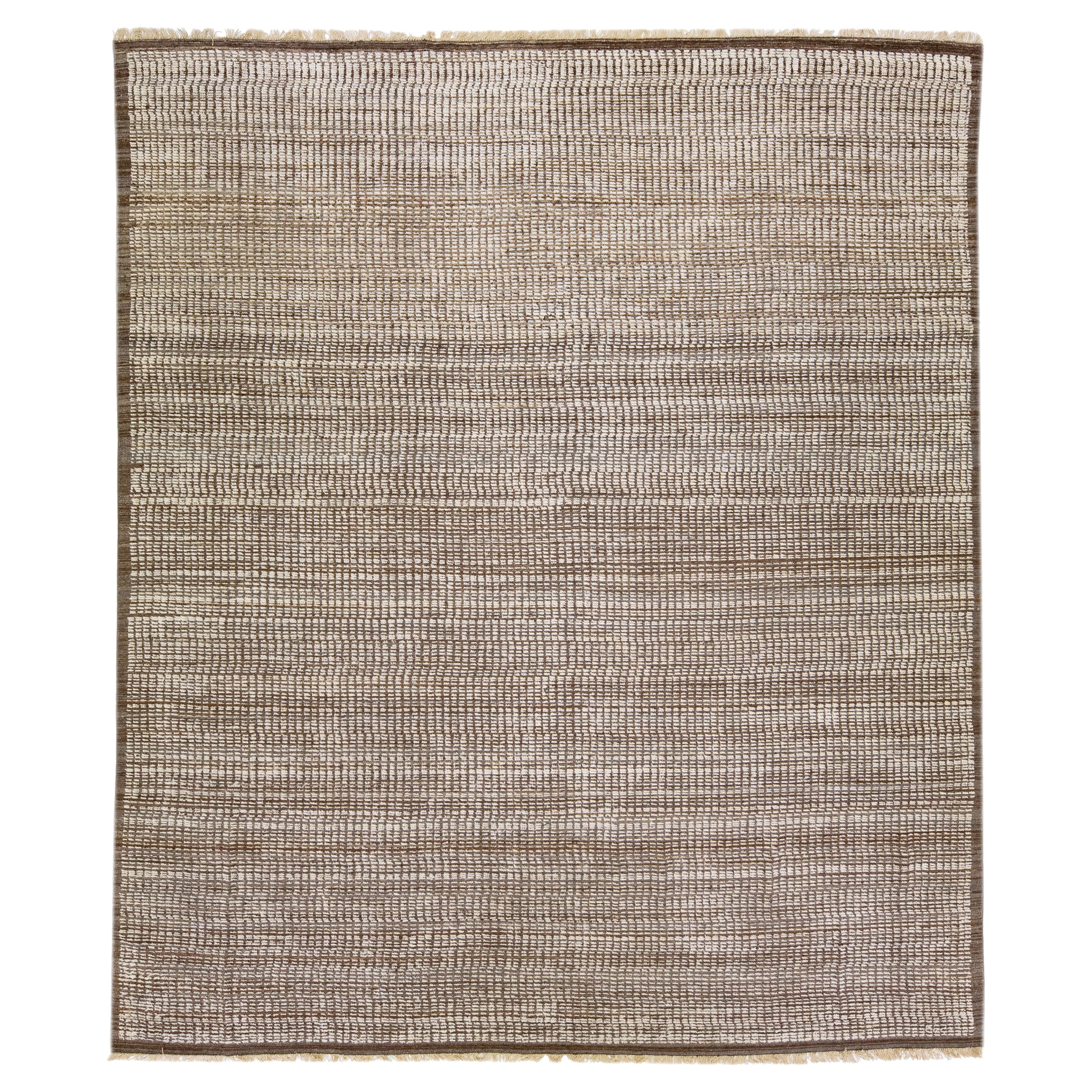 Tapis en laine marron de style marocain moderne fait à la main avec motif subtil