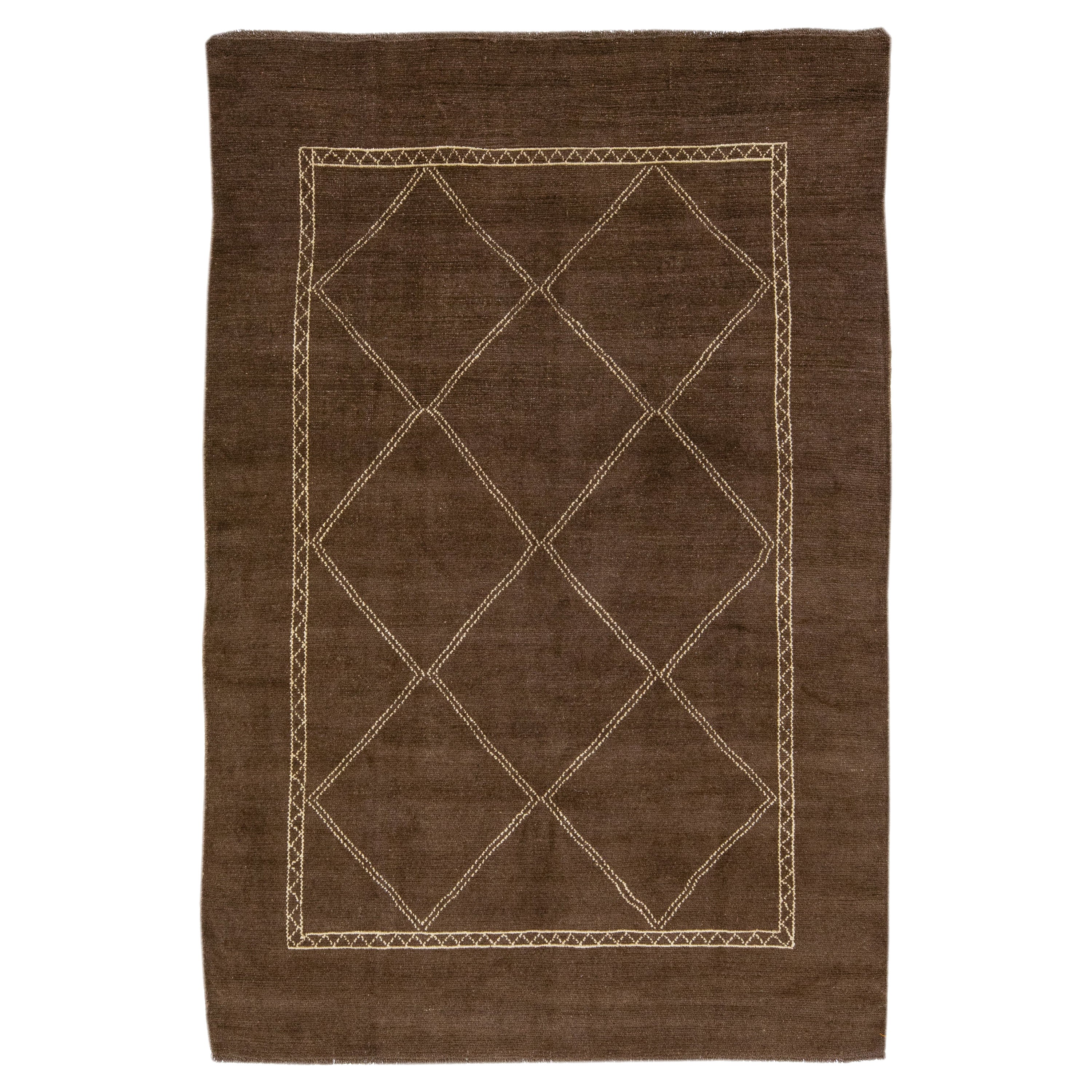 Tapis en laine marron de style marocain moderne fait à la main avec motif tribal par Apadana