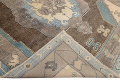 Brauner brauner moderner Oushak handgefertigter Wollteppich mit Medaillon-Blumenmotiv