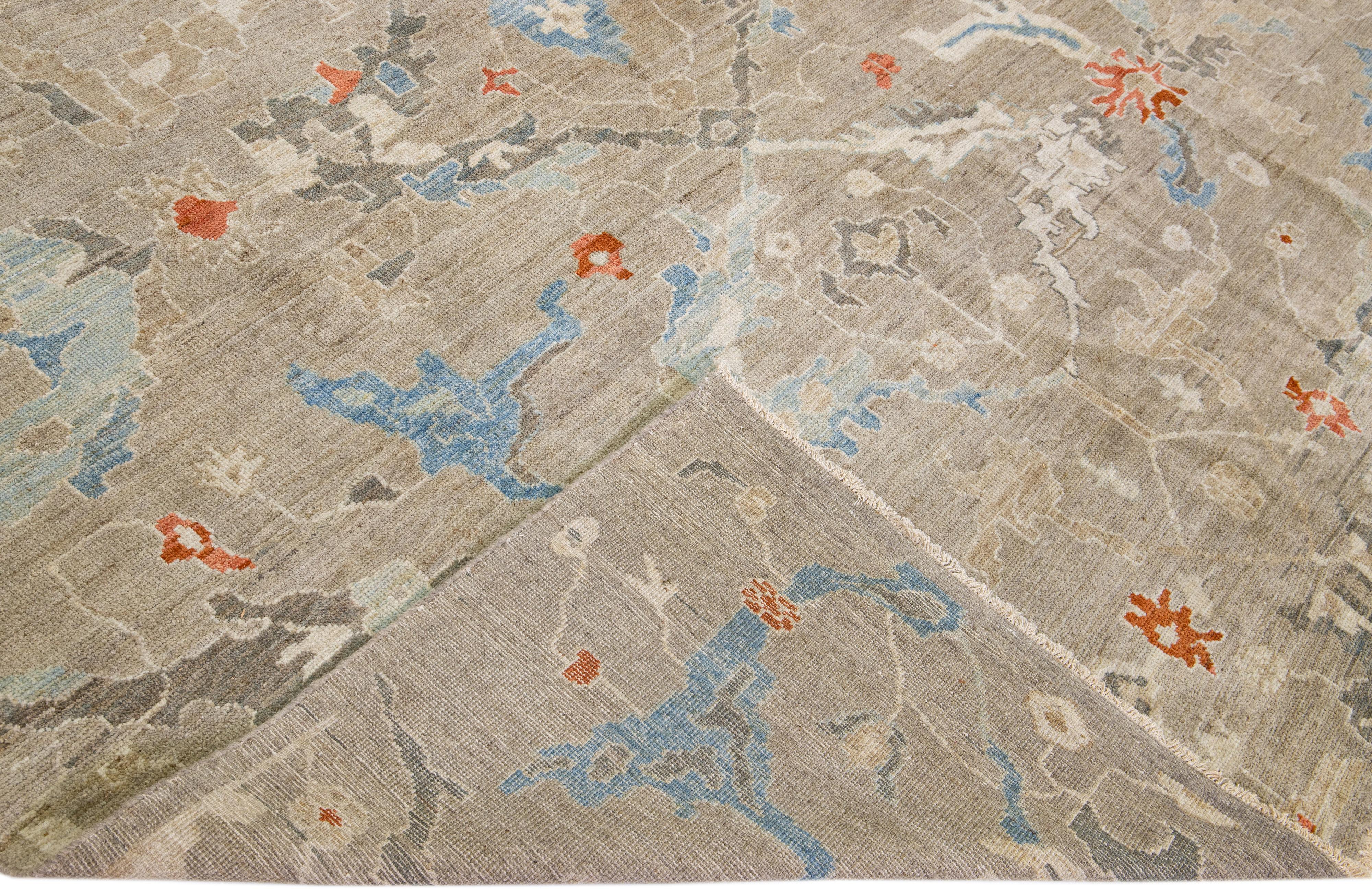 Bellissimo tappeto moderno in lana Sultanabad annodato a mano con campo marrone. Questo tappeto Sultanabad Rugs presenta accenti multicolore in uno splendido disegno floreale classico all-over.

Questo tappeto misura: 8'9
