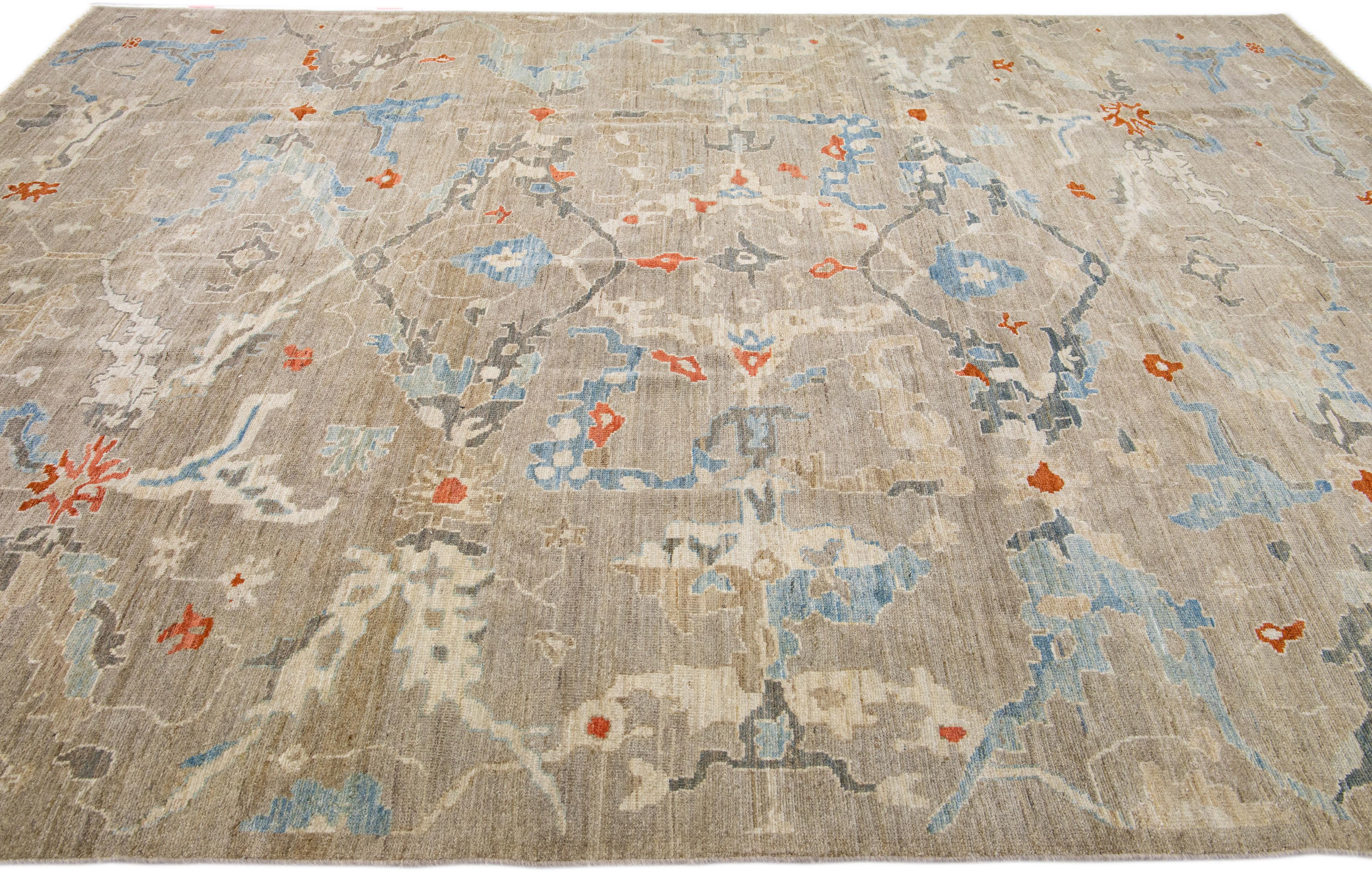 Annodato a mano Tappeto di lana marrone moderno Sultanabad Rugs con design floreale fatto a mano in vendita