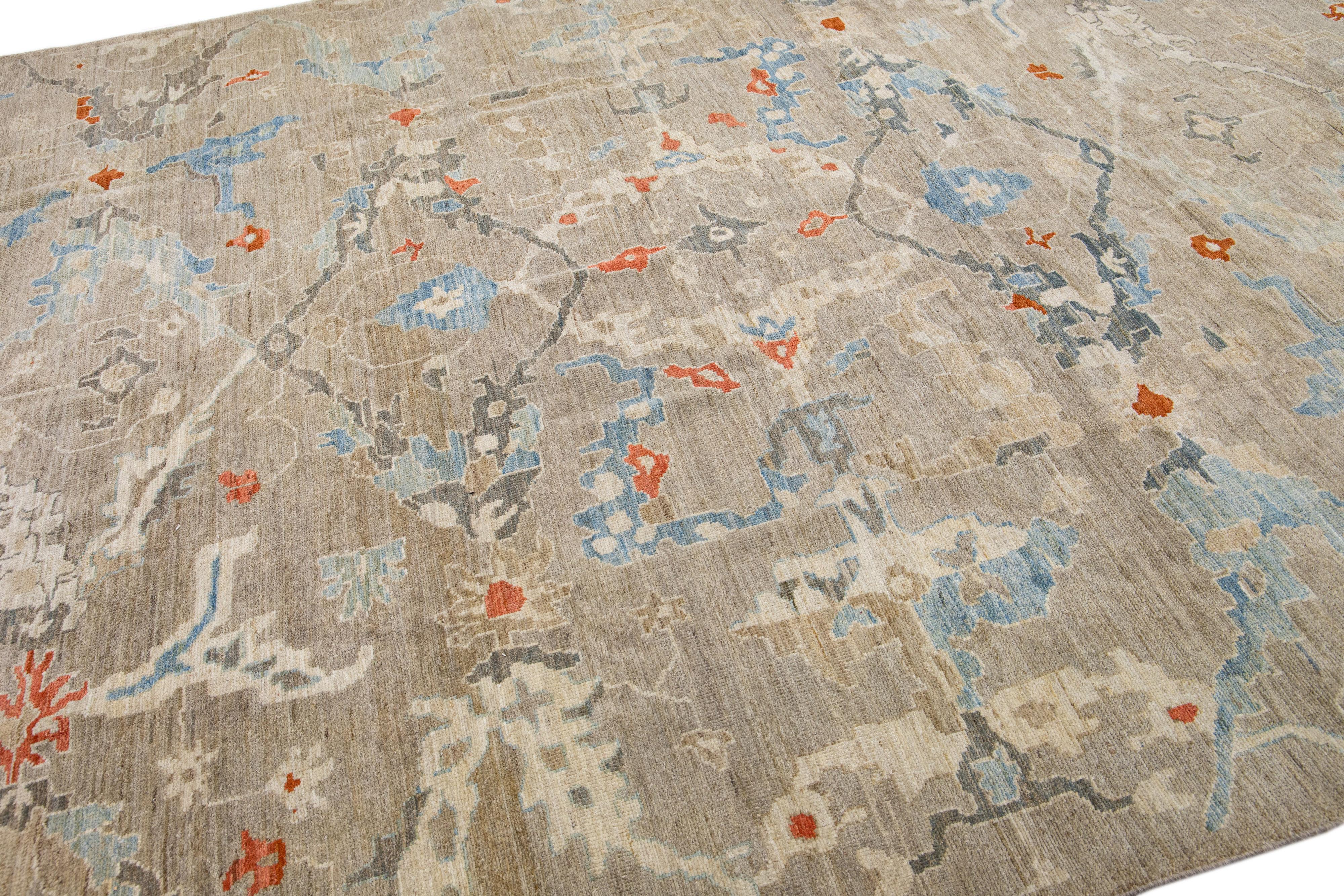 Tappeto di lana marrone moderno Sultanabad Rugs con design floreale fatto a mano In condizioni Nuovo in vendita a Norwalk, CT