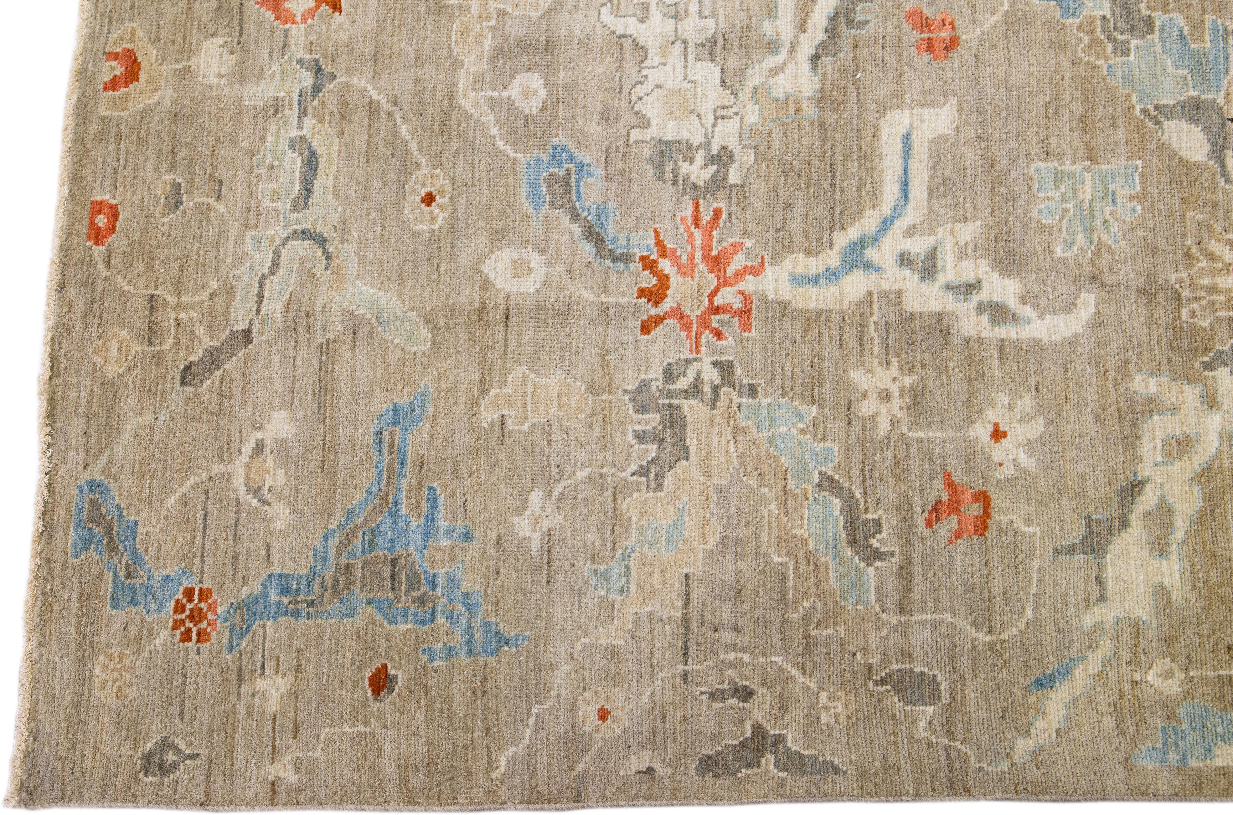 XXI secolo e contemporaneo Tappeto di lana marrone moderno Sultanabad Rugs con design floreale fatto a mano in vendita