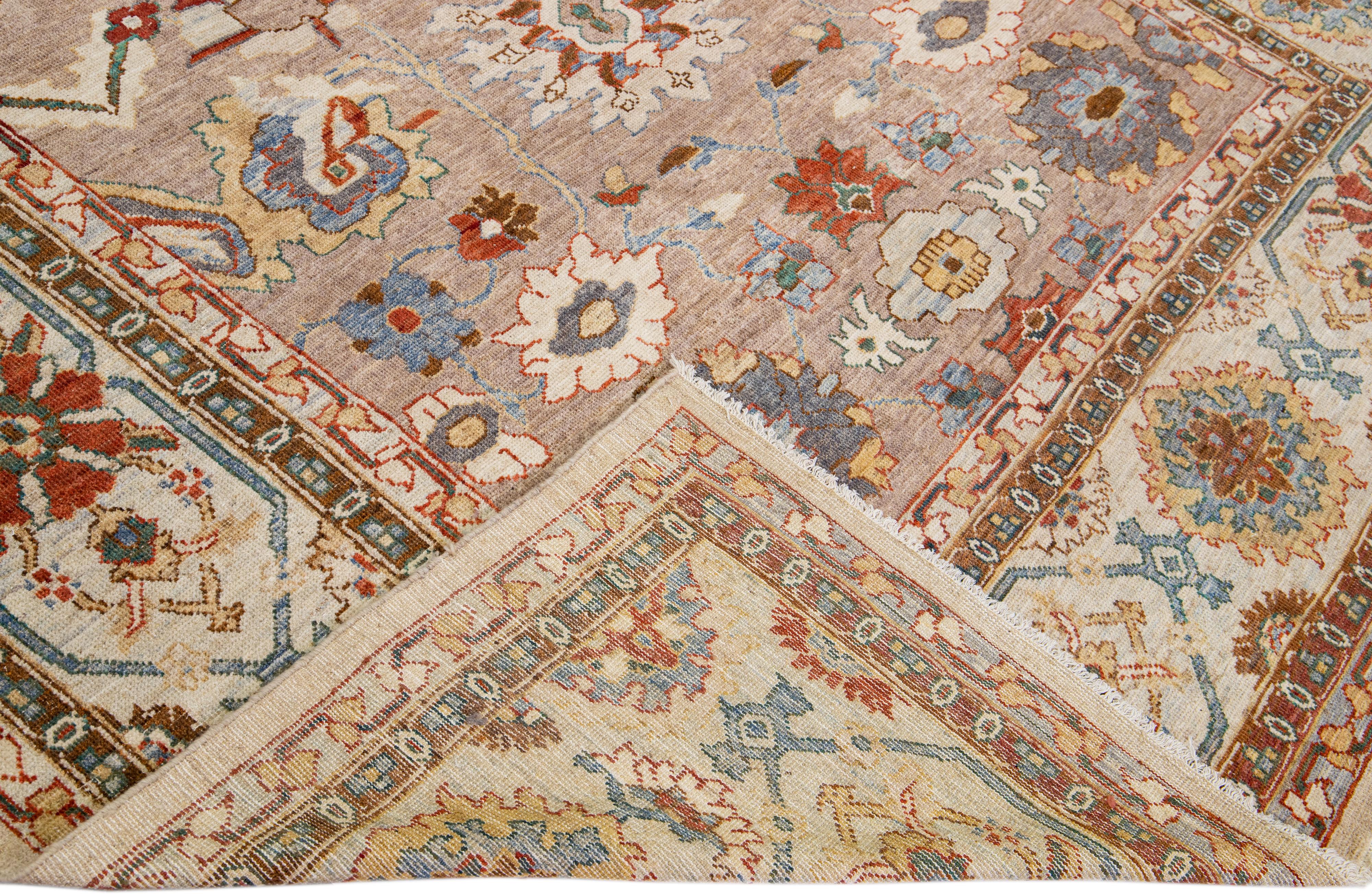 Schöner moderner handgeknüpfter Sultanabad-Wollteppich mit braunem Feld. Dieser Sultanabad-Teppich hat mehrfarbige Akzente in einem wunderschönen Allover-Design mit klassischem Blumenmuster.

Dieser Teppich misst: 9'2