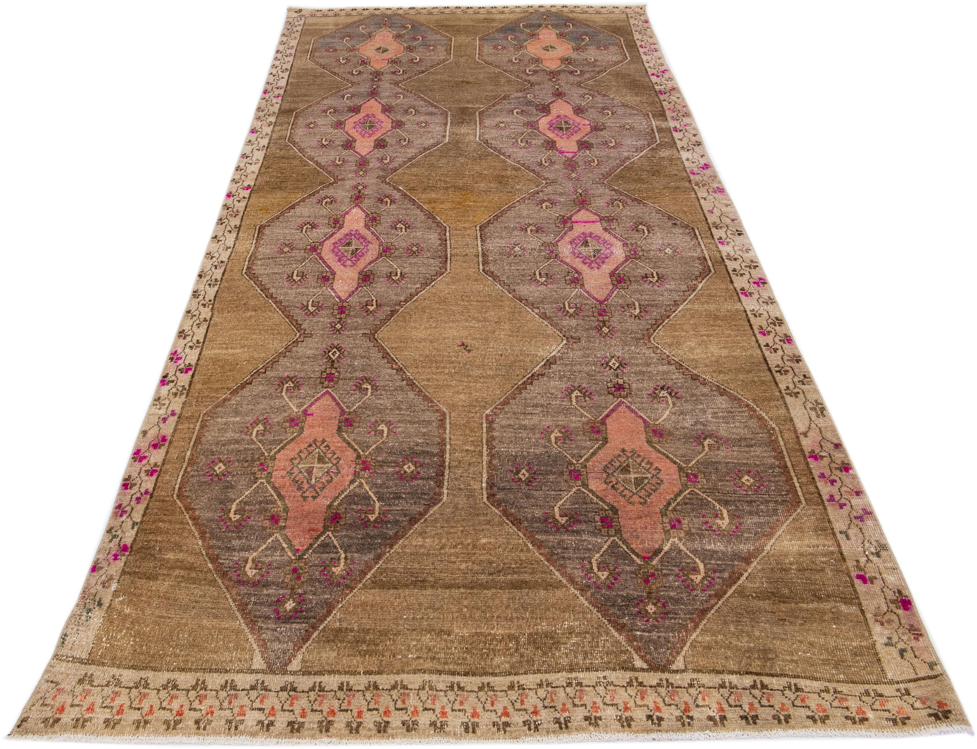 Handgefertigter brauner moderner türkischer Woll-Läufer mit Stammesmotiv (Kelim) im Angebot
