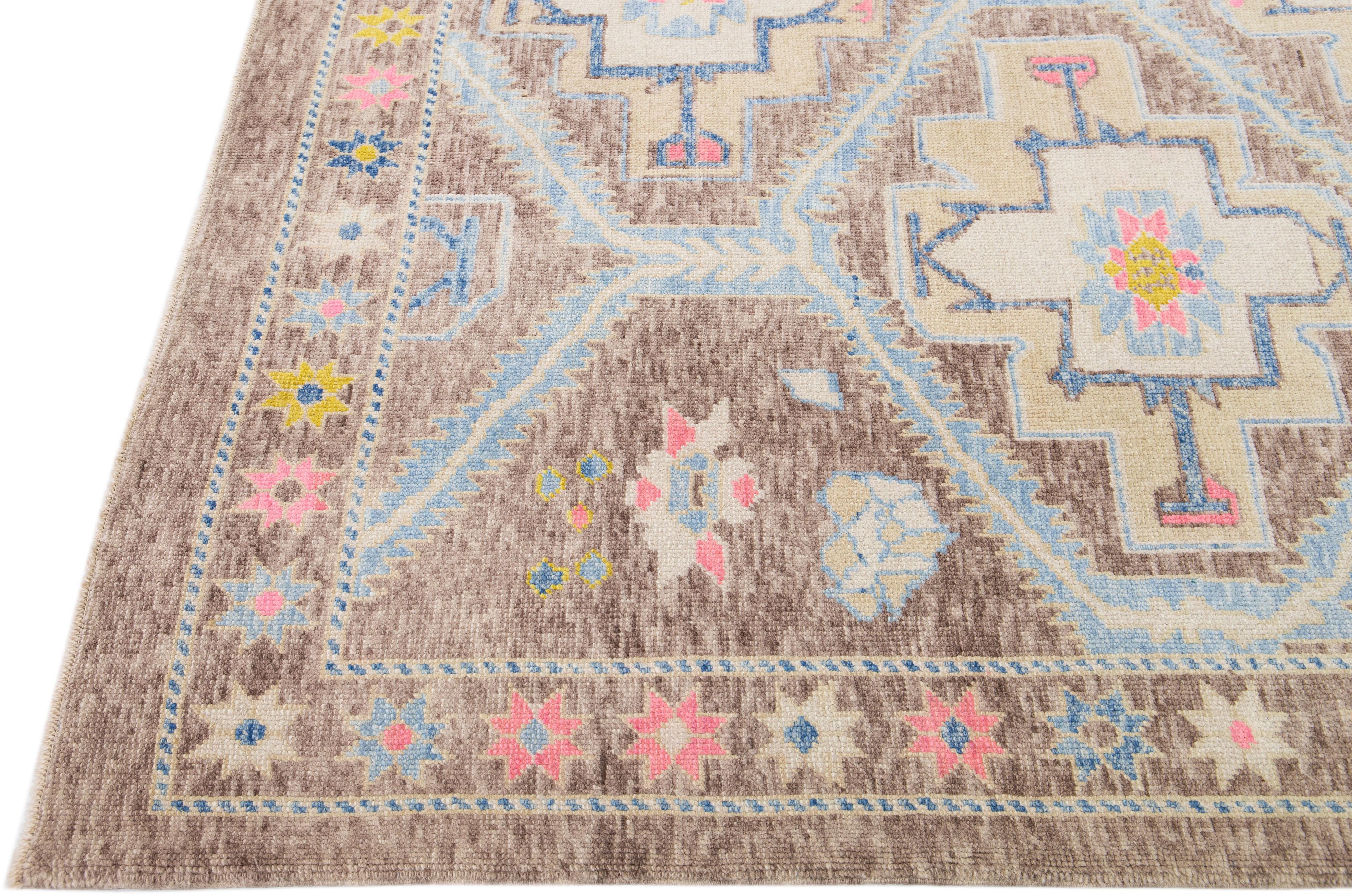 Noué à la main Tapis turc moderne en laine marron fait à la main avec motif géométrique multicolore en vente