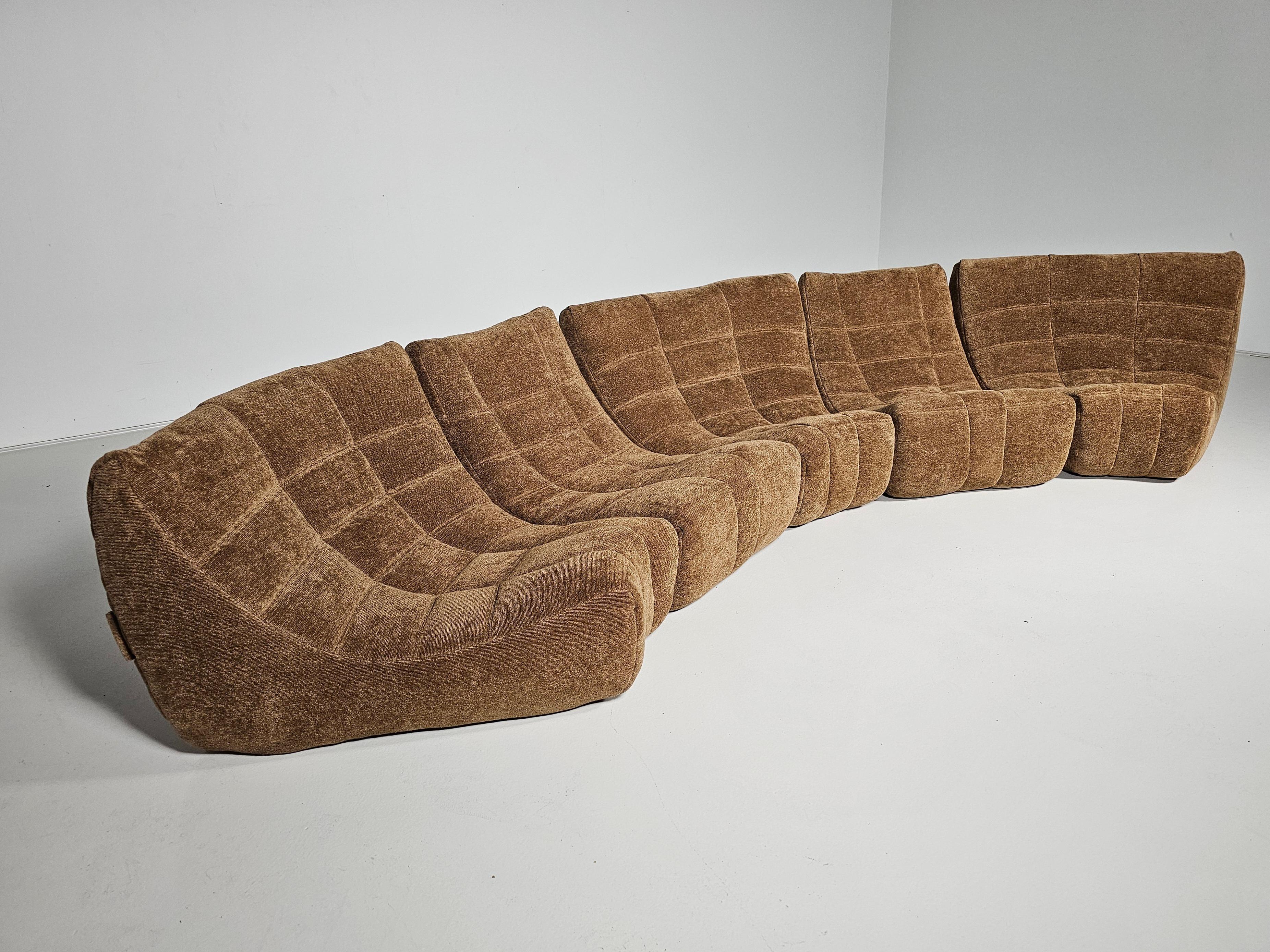 Das Sofa Gilda, das aus bequemen, geschwungenen Modulen besteht, ist ein seltenes Geschwisterchen des berühmten Sofas Toga von Michel Ducaroy. Ducaroy, der an der École Nationale Supérieure des Beaux-Arts in Lyon Bildhauerei studierte, beschäftigte