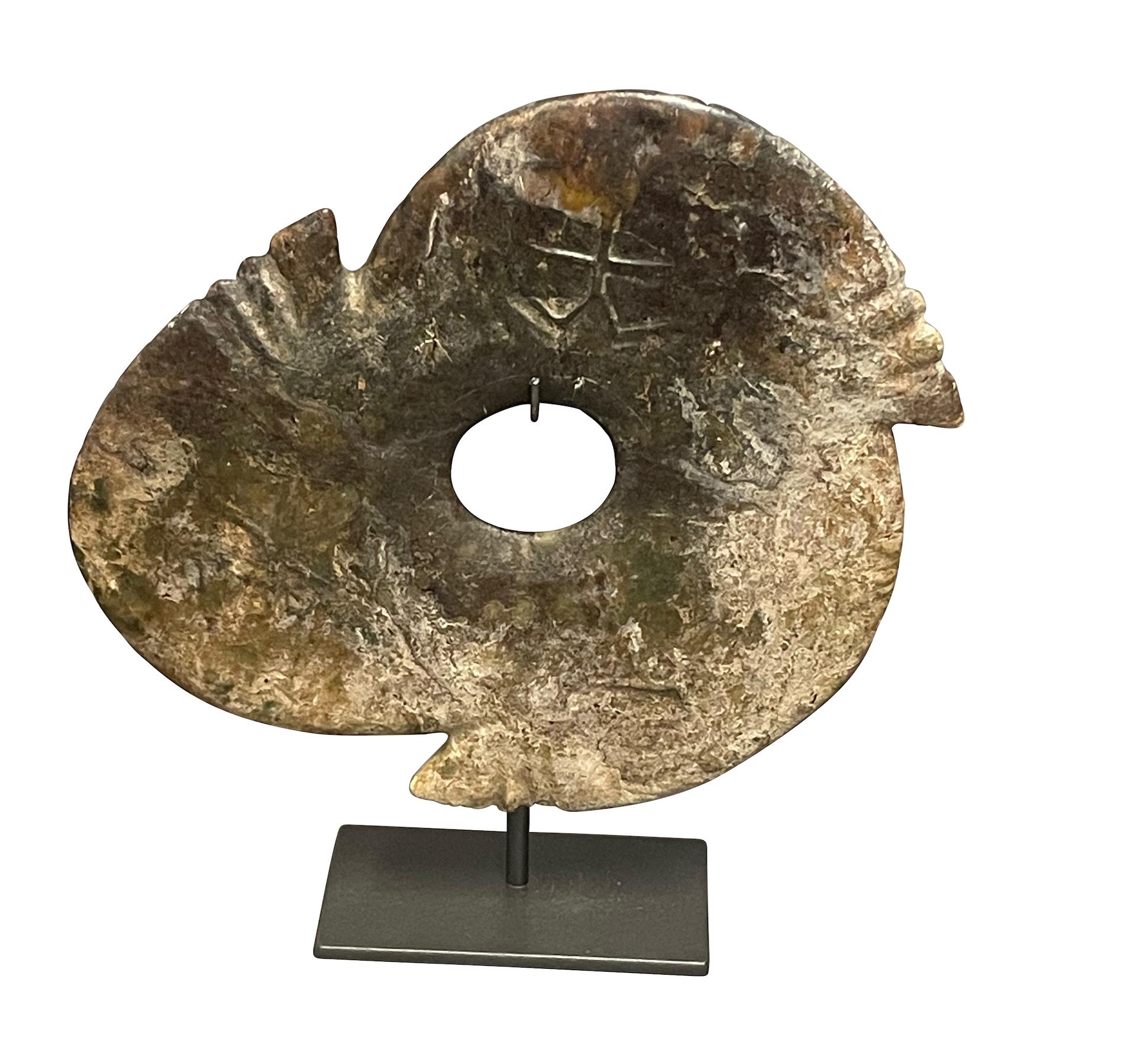 Scultura astratta cinese contemporanea in pietra scolpita a mano raffigurante un uccello.
Misure dello stand  4  x  2
Si abbina bene con il disco di pietra verde screziato S6772.
