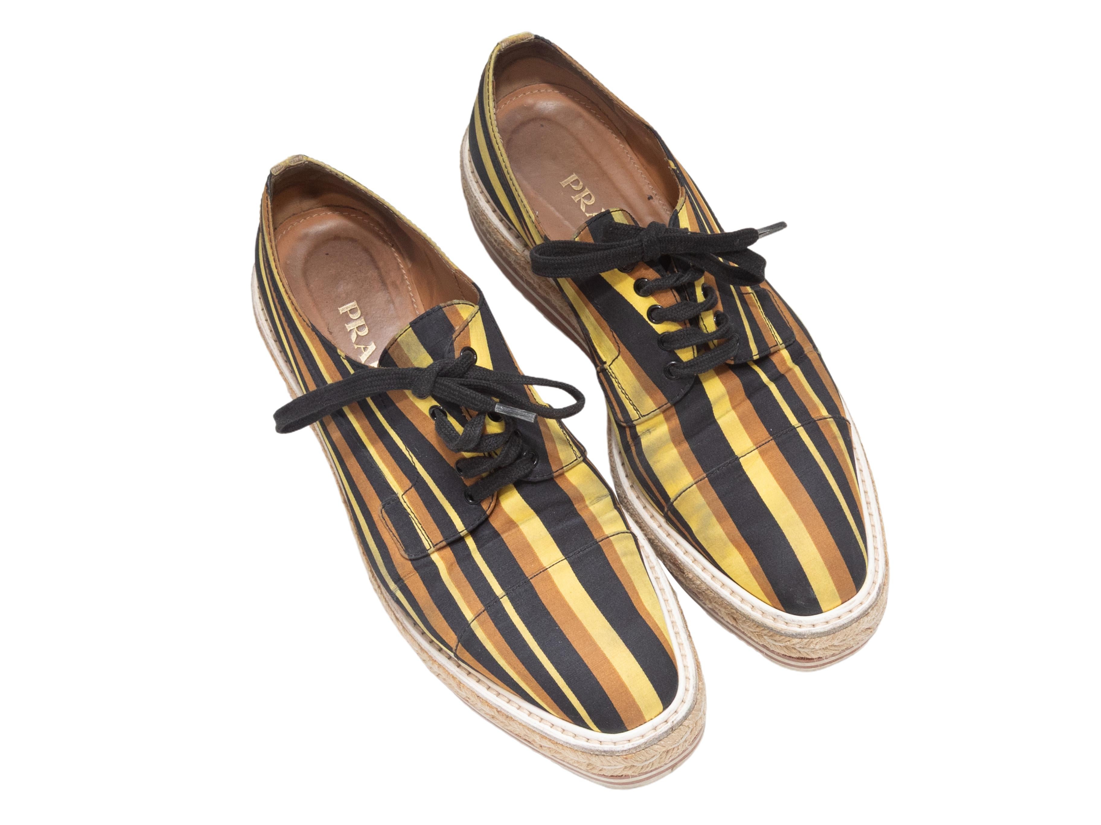 Braun und mehrfarbig gestreifte Plateau-Oxfords von Prada. Jutebesatz an den Sohlen. Schnürsenkelverschlüsse oben. 1,5