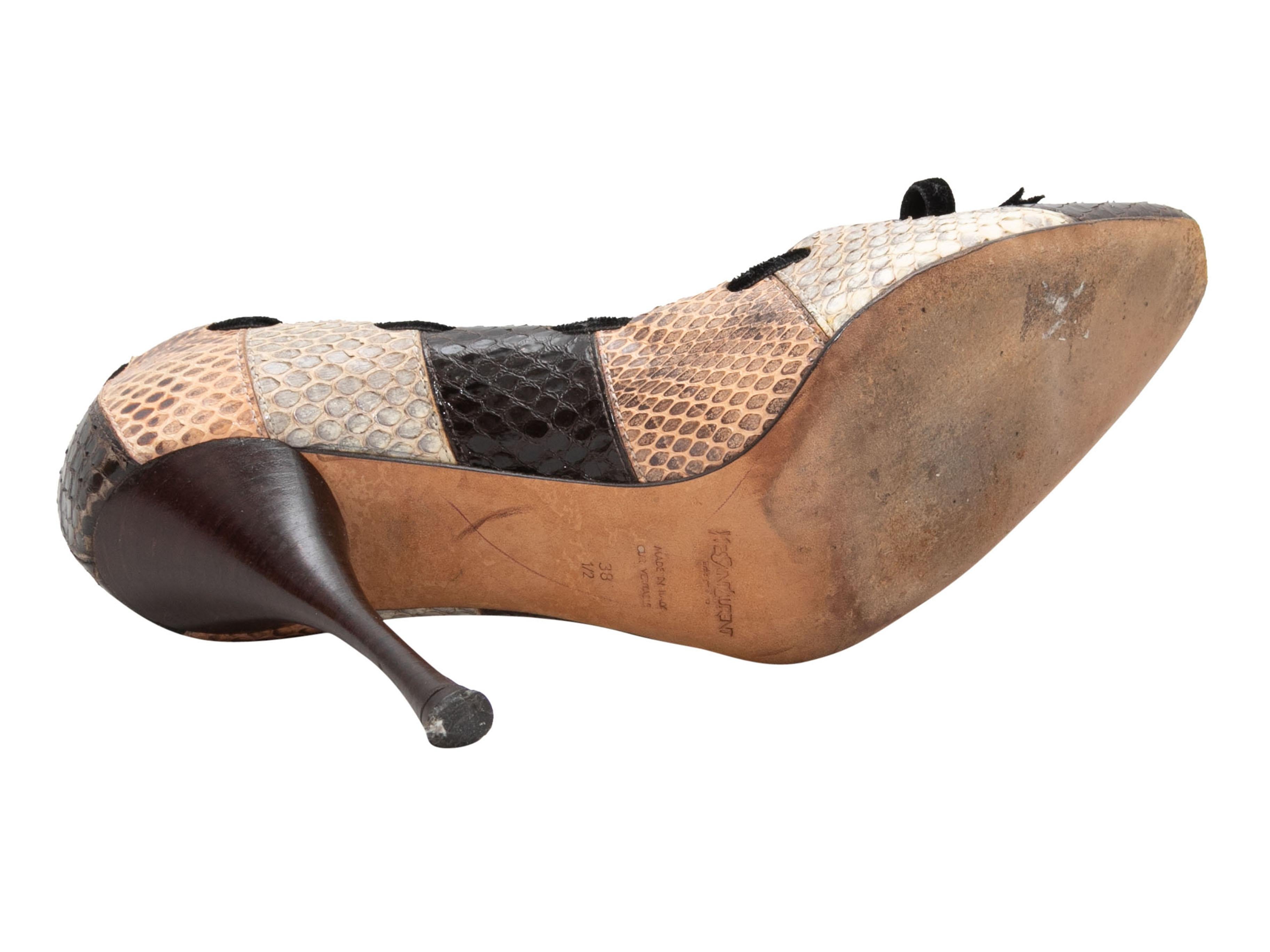 Escarpins à bout pointu en peau de serpent patchwork marron et multicolore, Yves Saint Laurent. Garniture en velours avec nœud sur le dessus. Talons à hauteur d'homme. Hauteur de talon de 4