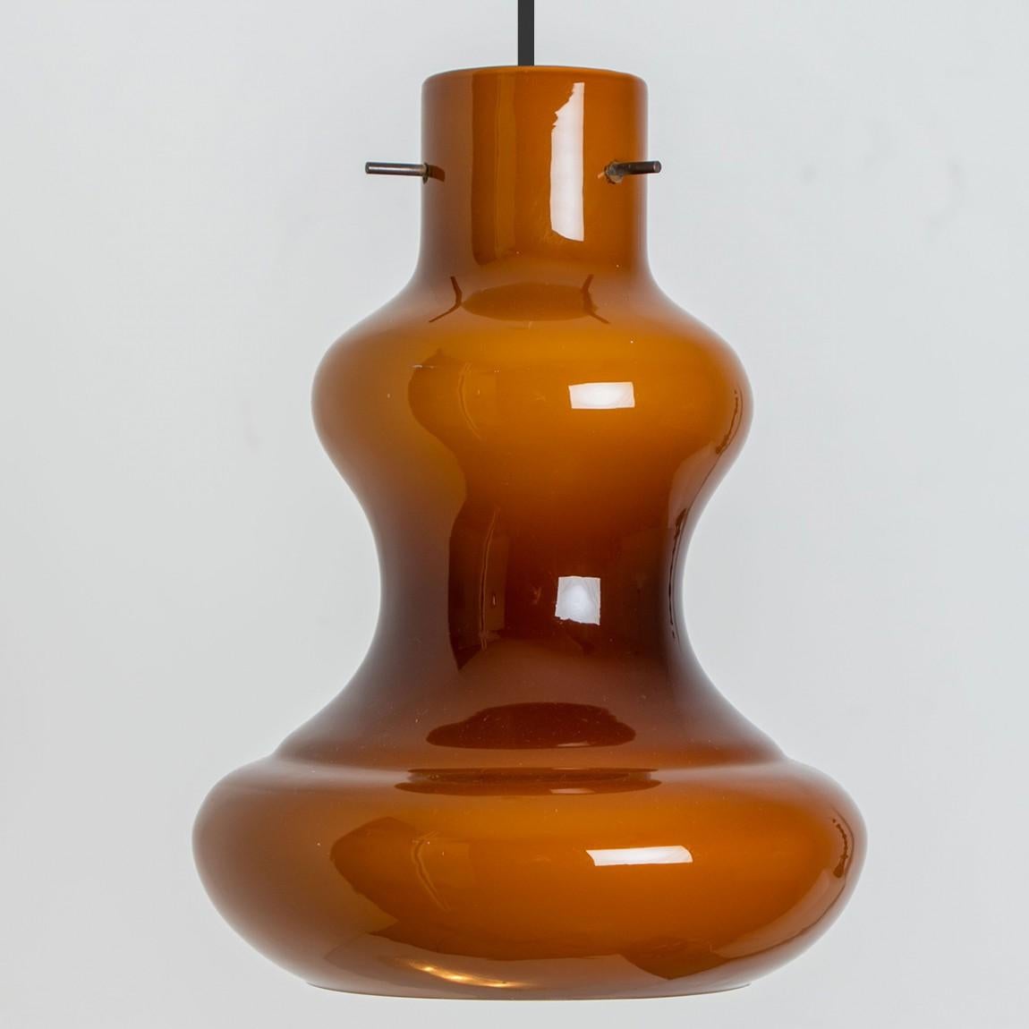 A beautiful brown glass pendant light, made in the 1960s by Massimo Vignelli for Vistosi.
The lampshade is made of a brown opaline glass with an inner white glaze. Real murano glass, made in Italy.

Size Diameter 7.87 inch (20 cm), Height Glass