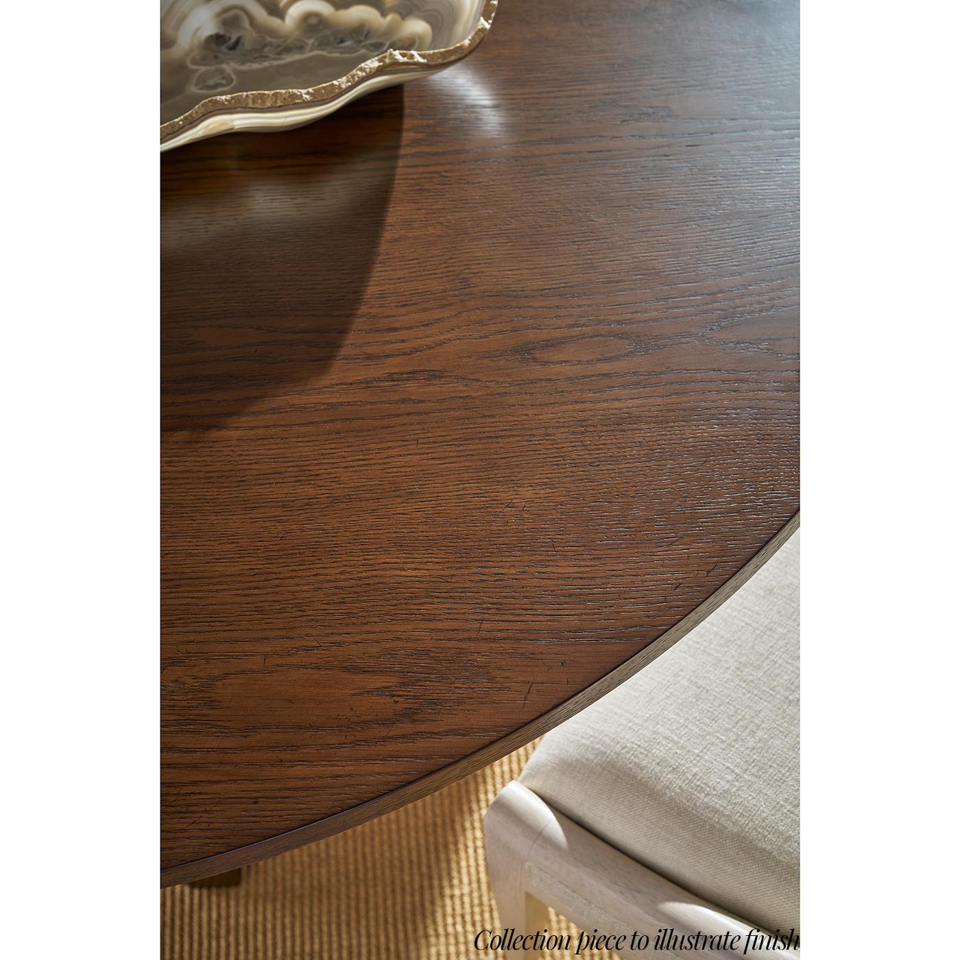 Apportez une élégance raffinée aux espaces de repas avec ses lignes gracieuses et son artisanat exquis. Fabriquée en chêne fin et revêtue d'une finition Brownstone de tonalité moyenne, cette table à rallonge offre un clin d'œil sophistiqué au design