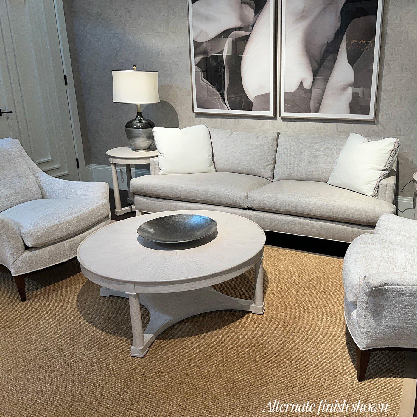 Cette pièce au design élégant allie fonctionnalité et style, ce qui en fait la pièce maîtresse parfaite pour tout salon. Fabriqué en chêne de haute qualité, dans une finition brownstone chaleureuse qui met en évidence le grain naturel et la texture
