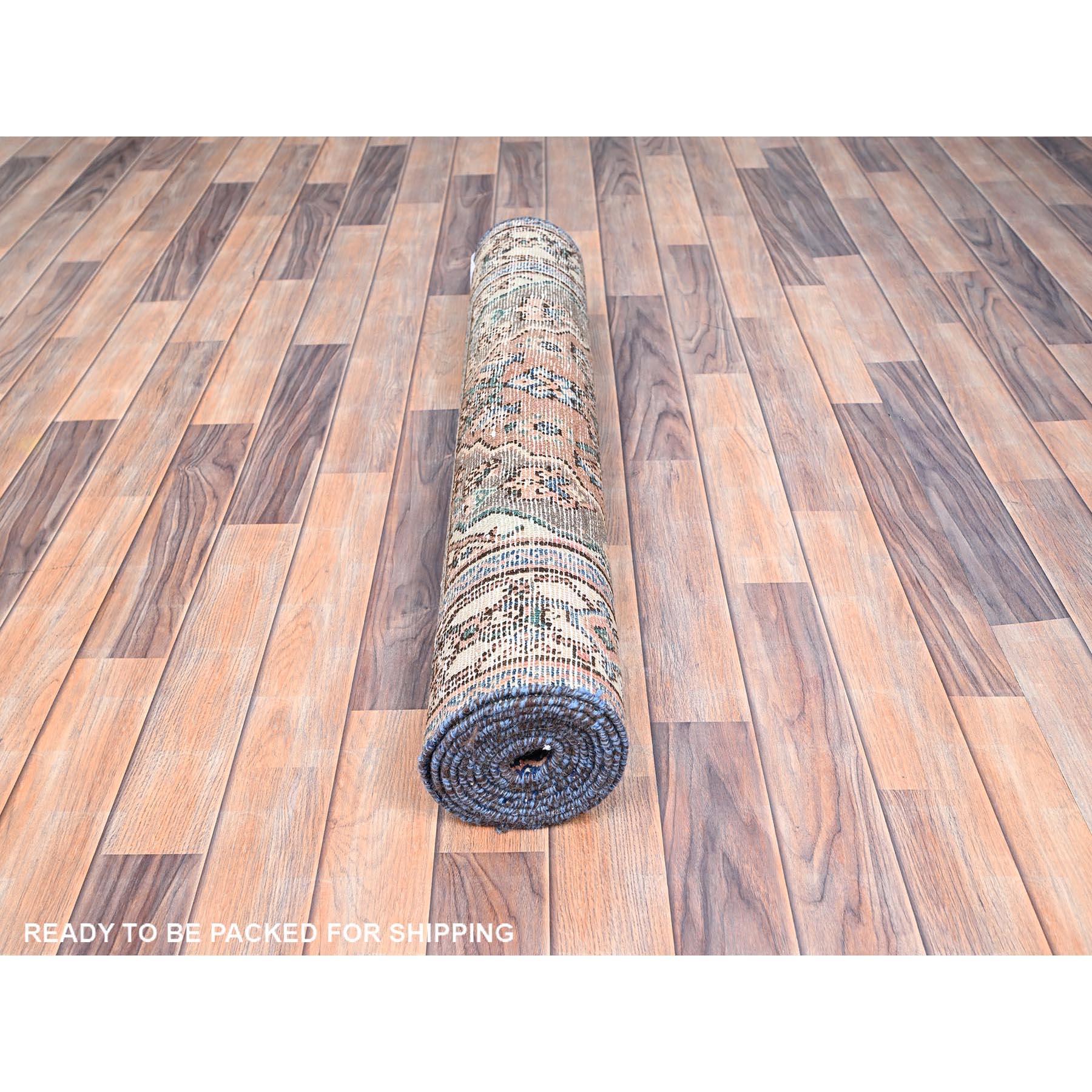 Brown Old Persian Hussainabad Rustcic Wool Abrash Hand Knotted Clean Runner Rug im Zustand „Gut“ im Angebot in Carlstadt, NJ