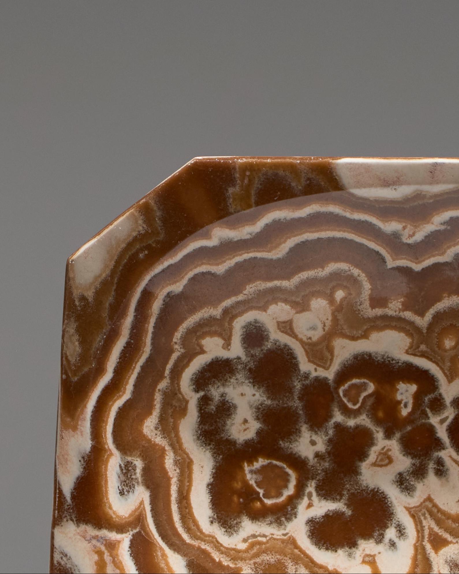 Vide-poche ou cendrier en onyx naturel, 1970s. De forme rectangulaire aux coins biseautés, teintes orangées et marron. Très bon état.