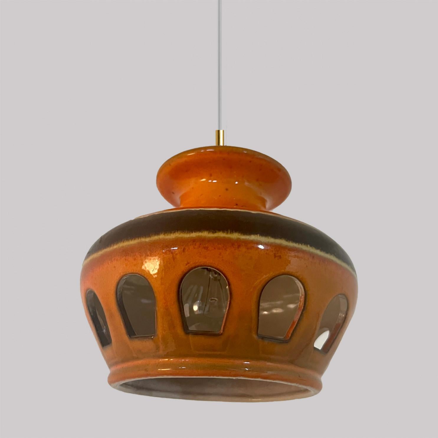 Eine Reihe von spektakulären und stilvollen Keramik-Pendelleuchten, hergestellt in West-Deutschland um die 1970er Jahre. Die Lichter sind aus orange und braun glasierter Keramik gefertigt und im Stil von 'Fat Lava' glasiert. Die orangefarbene und