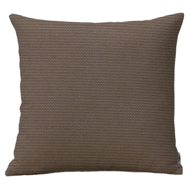 Elegante cojín marrón para exteriores fabricado con tejido impermeable