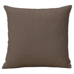 Elegante cojín marrón para exteriores fabricado con tejido impermeable