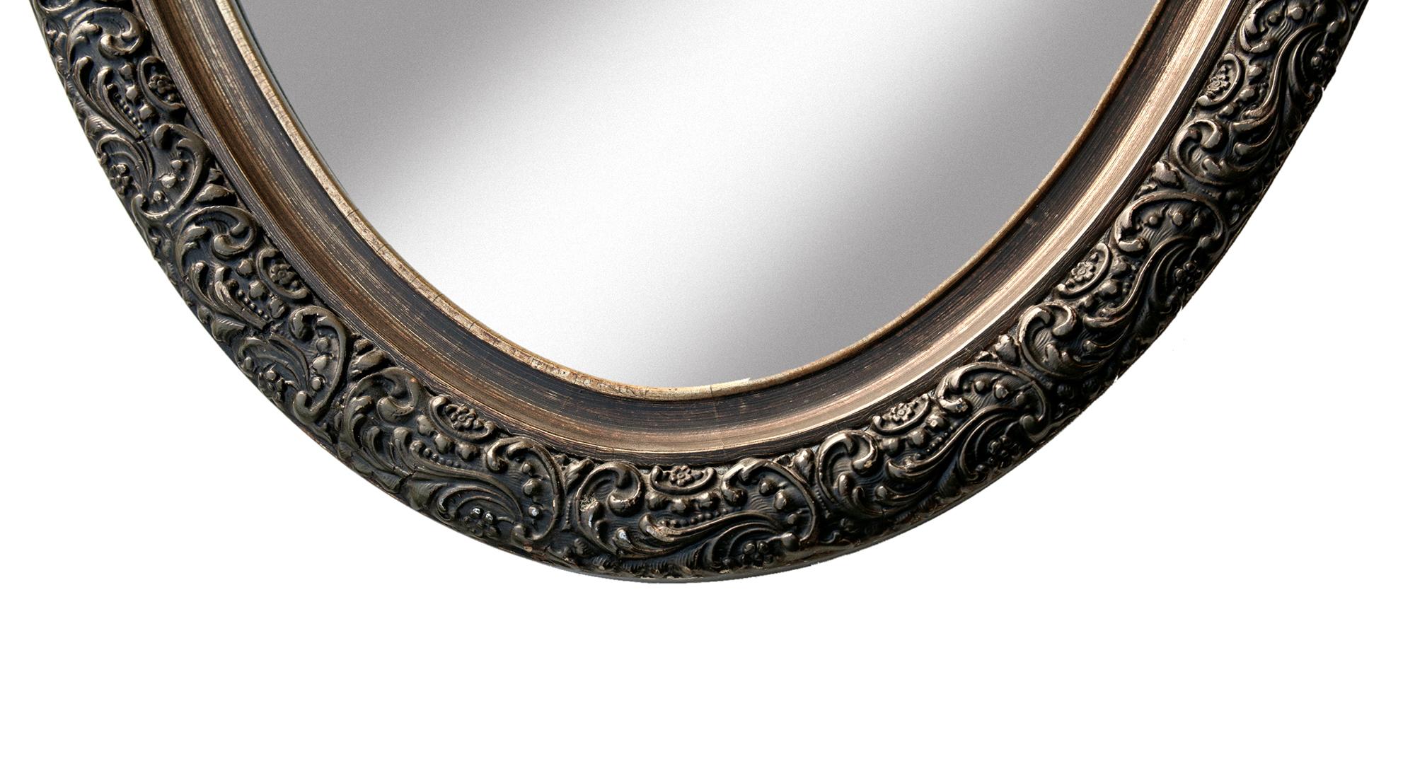 1940's two toned Hollywood Recency painted & giltwood oval mirror, ready to be hung vertically or horizontally.
The dark tone enhances the ornate broad border. The inner frame has a bright edge around the convex antiqued groove.
 

