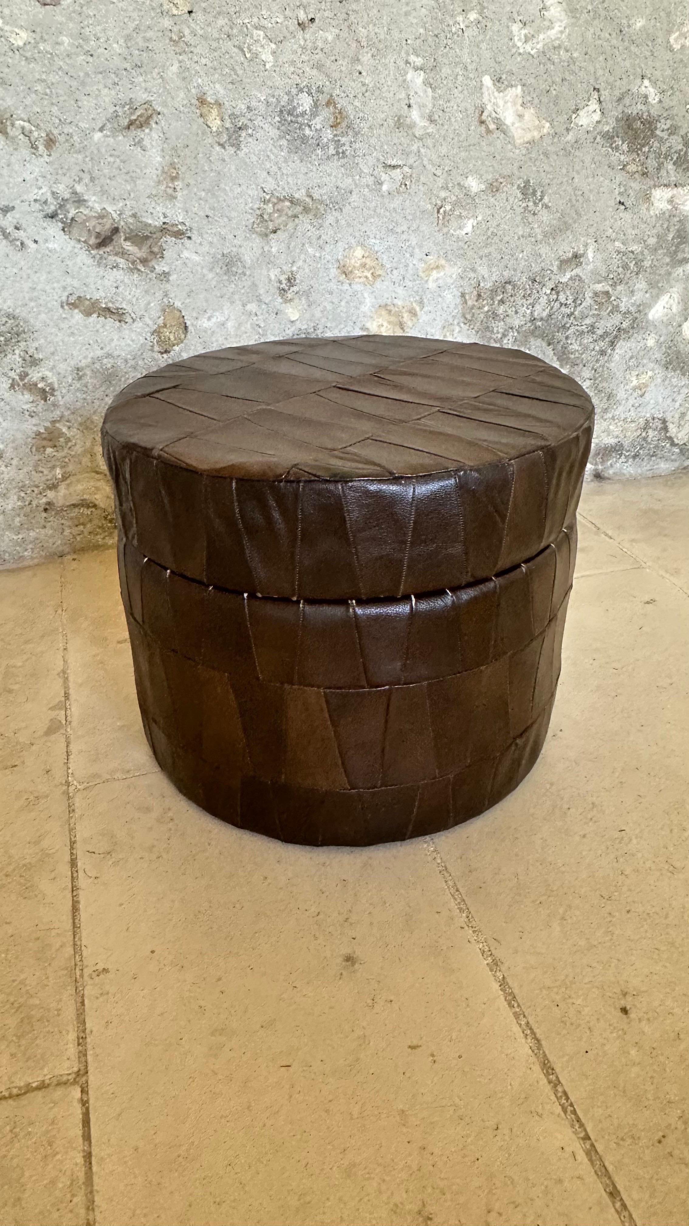 Cuir patchwork de siège marron Ottoman et rangement Vers les années 1970
il peut être un ottoman et servir de coffre de rangement
le cuir est brun foncé, belle patine