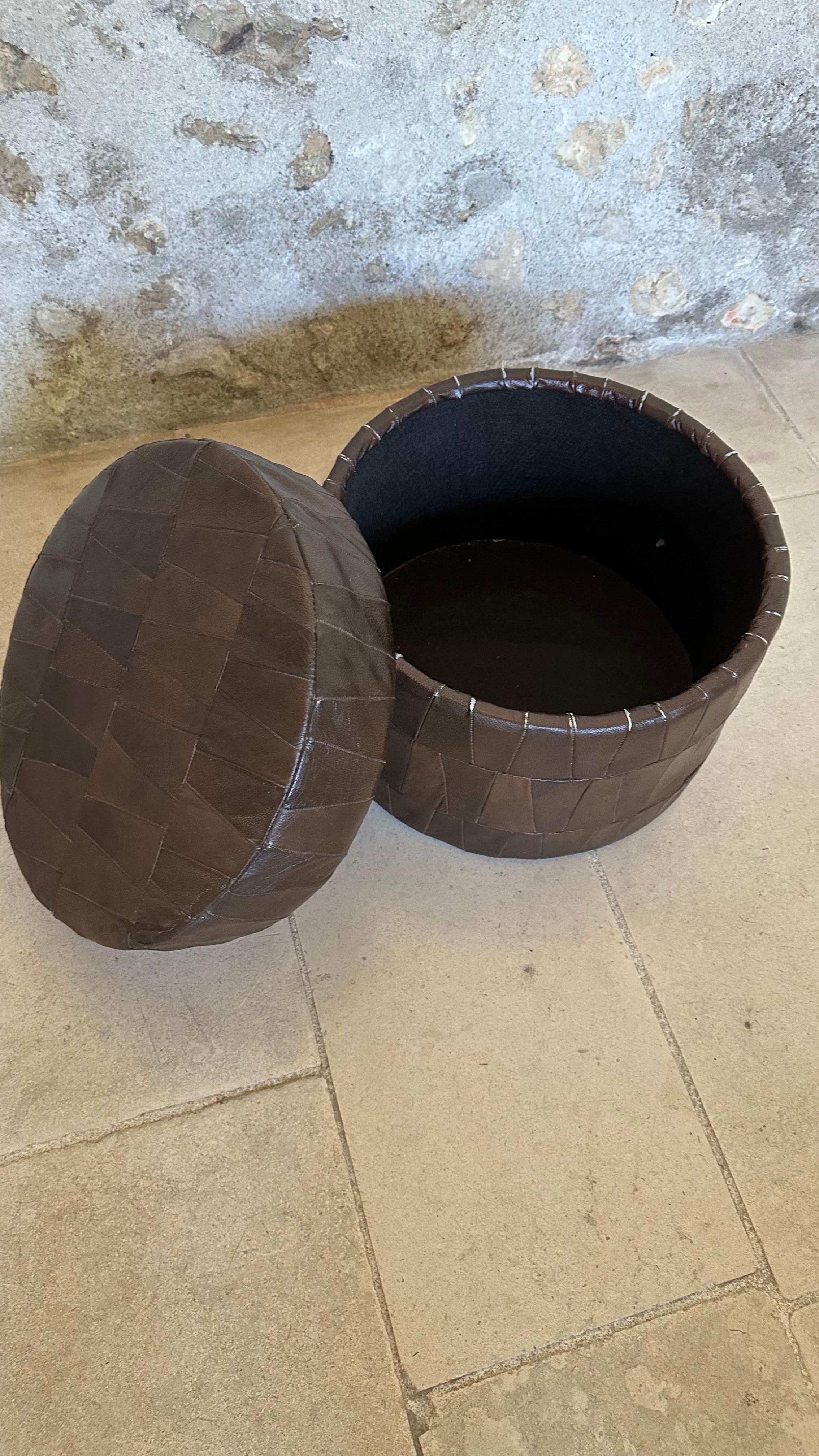 Mid-Century Modern Patchwork brun de sede ottoman et rangement , suisse années 70 en vente