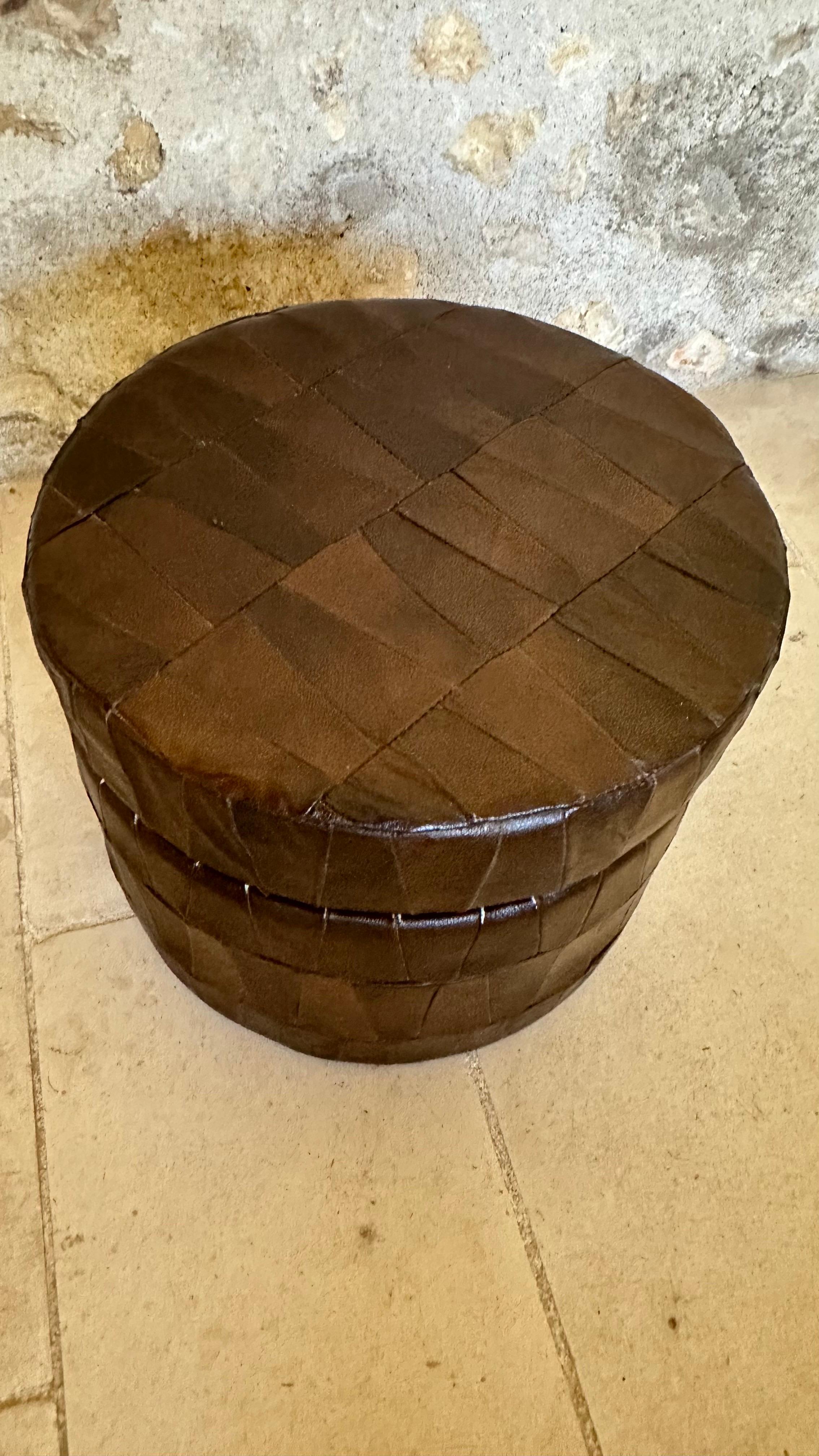 Suisse Patchwork brun de sede ottoman et rangement , suisse années 70 en vente